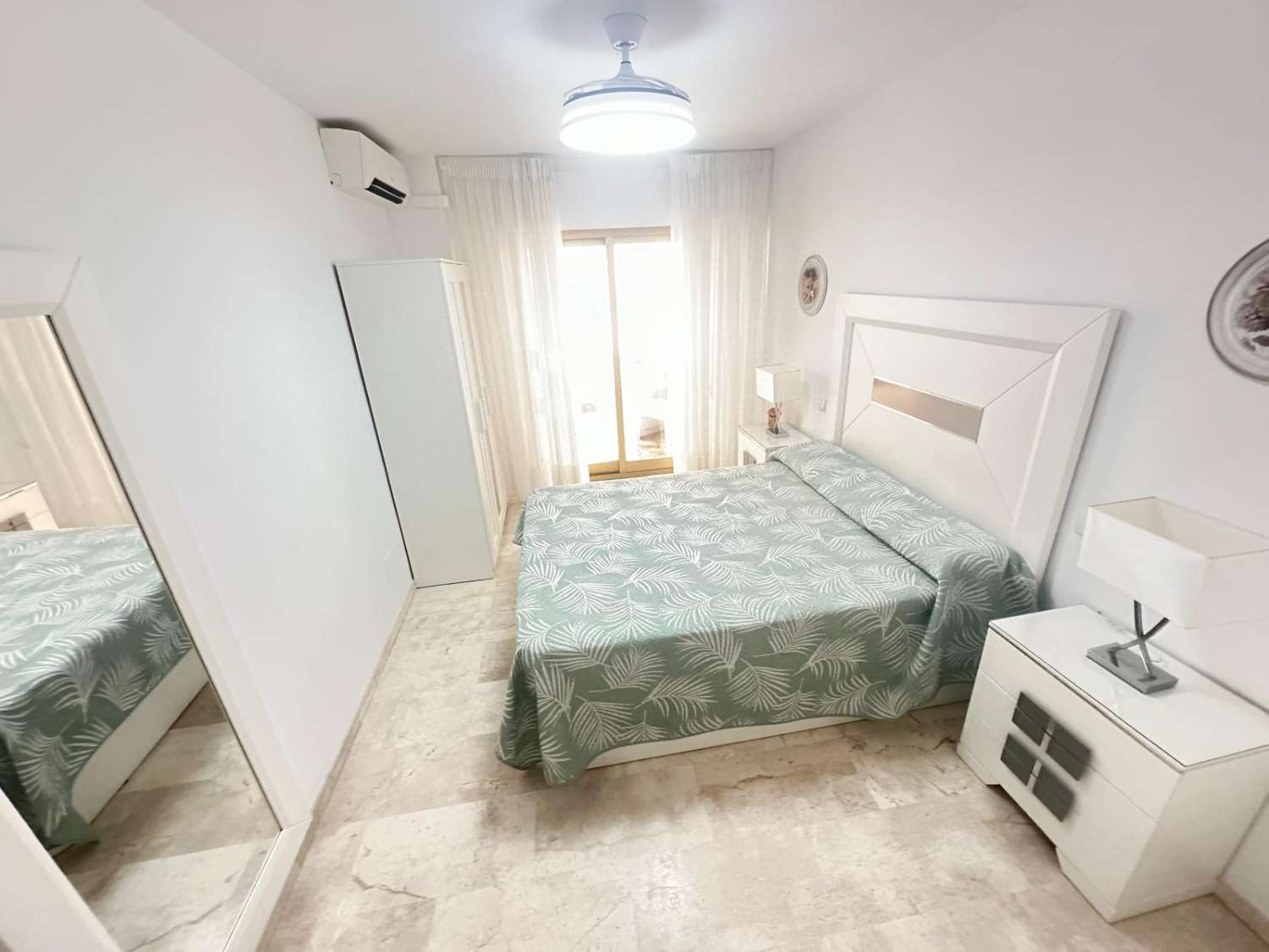 MEDIA TEMPORADA . SE ALQUILA  DESDE 1.9.26-30.6.27 MAGNIFICO APARTAMENTO CON VISTAS LATERALES AL MAR EN 1ª LINEA DE PLAYA EN LOS BOLICHES (FUENGIROLA )