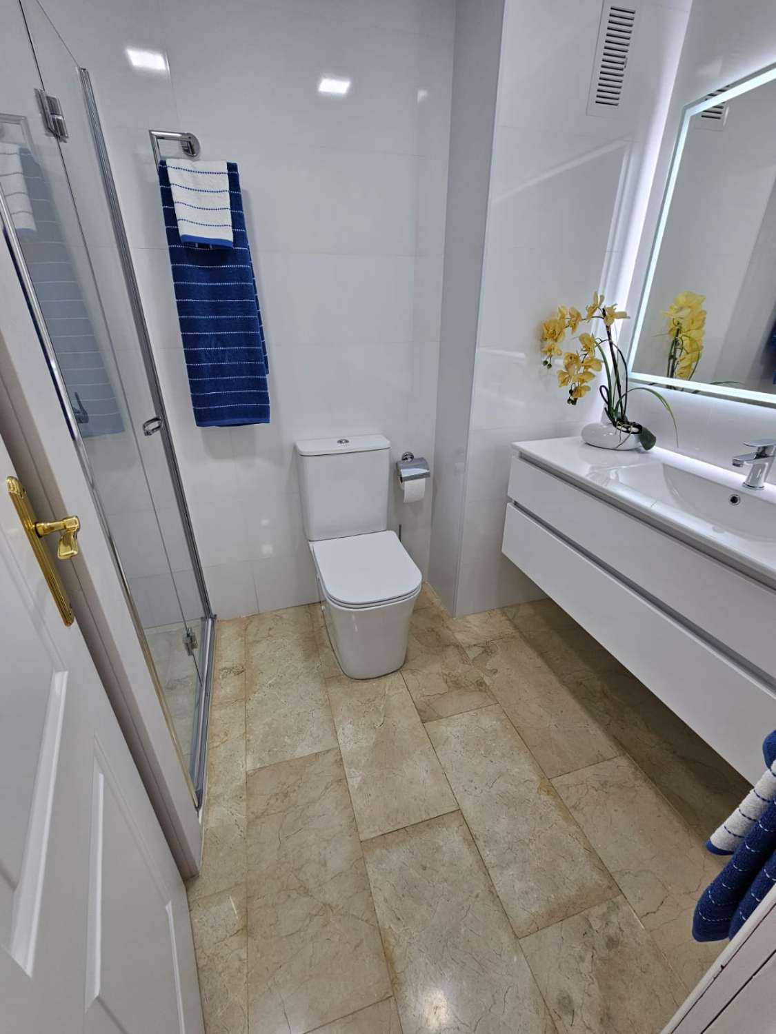 MEDIA TEMPORADA . SE ALQUILA  DESDE 1.9.26-30.6.27 MAGNIFICO APARTAMENTO CON VISTAS LATERALES AL MAR EN 1ª LINEA DE PLAYA EN LOS BOLICHES (FUENGIROLA )