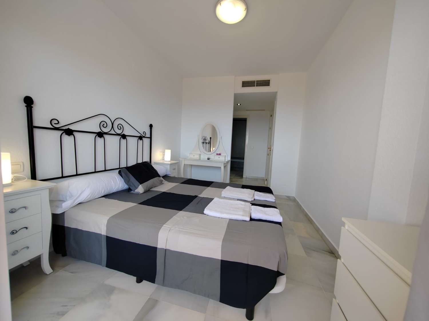 MEDIA TEMPORADA SE ALQUILA DESDE 01.09.26 - 30.6.27 BONITO APARTAMENTO CON VISTAS AL MAR  EN BENALMADENA