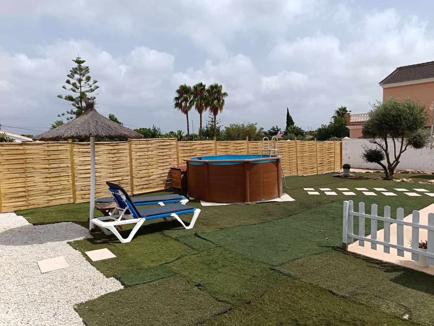 SE ALQUILA  DESDE AHORA HASTA  31.05.26 Y DESDE 01/09/2026-30/06/2027 BUNGALOW DE FIBRA EN ZONA PINARES DE SAN ANTON (ALHAURIN)