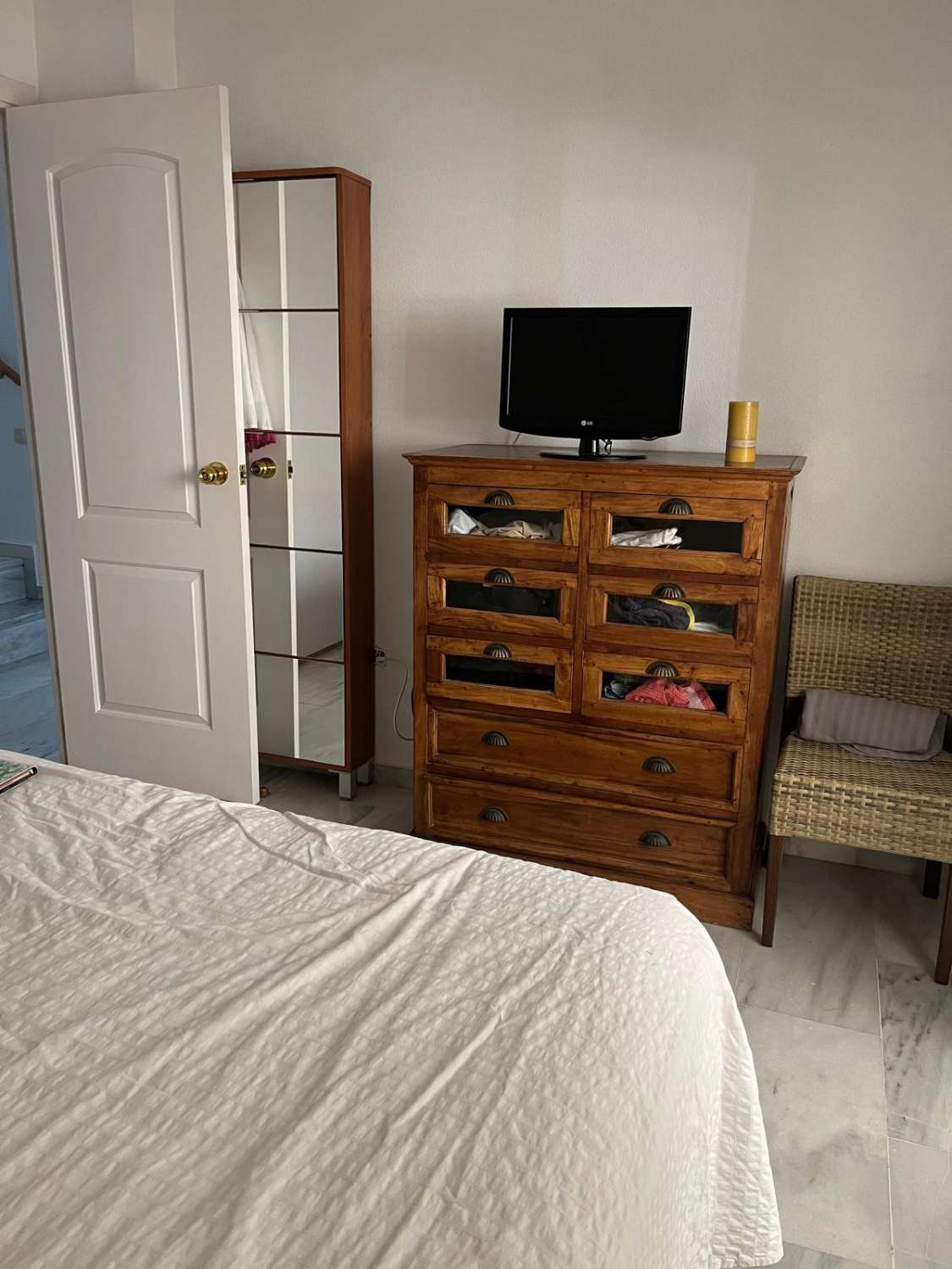 MEDIA TEMPORADA . SE ALQUILA DESDE 1.9.26-30.6.27  BONITO ATICO  DUPLEX EN BENALMADENA CON VISTAS AL MAR