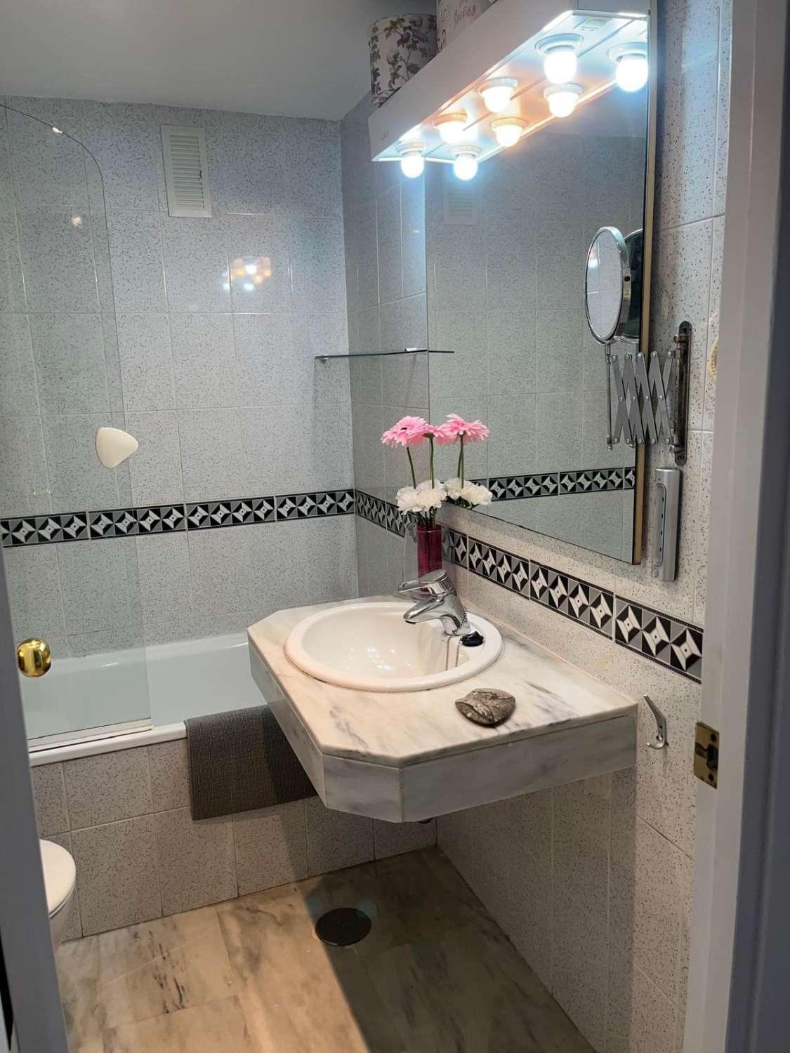 MEDIA TEMPORADA . SE ALQUILA DESDE 1.9.26-30.6.27  BONITO ATICO  DUPLEX EN BENALMADENA CON VISTAS AL MAR