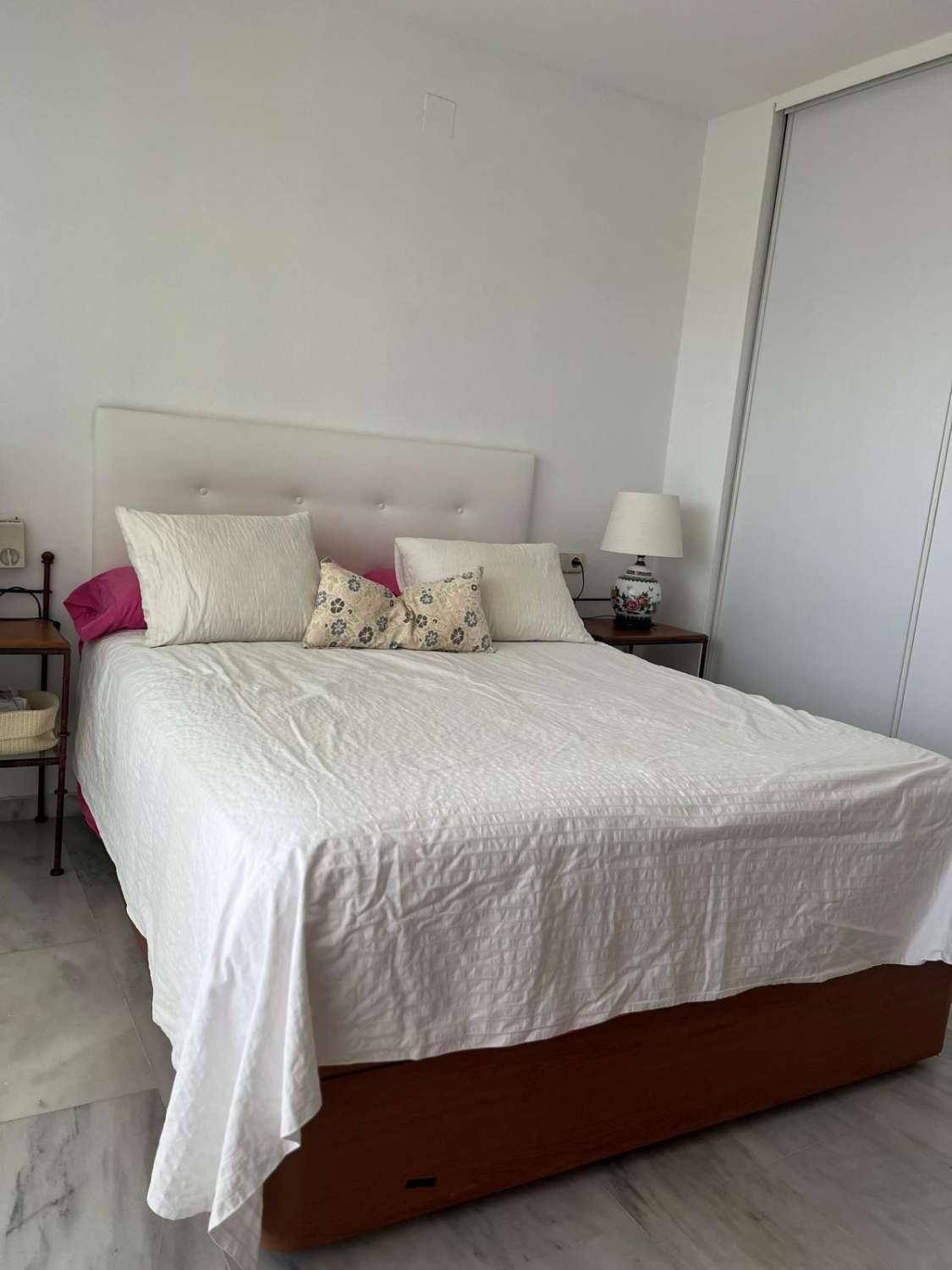 MEDIA TEMPORADA . SE ALQUILA DESDE 1.9.26-30.6.27  BONITO ATICO  DUPLEX EN BENALMADENA CON VISTAS AL MAR