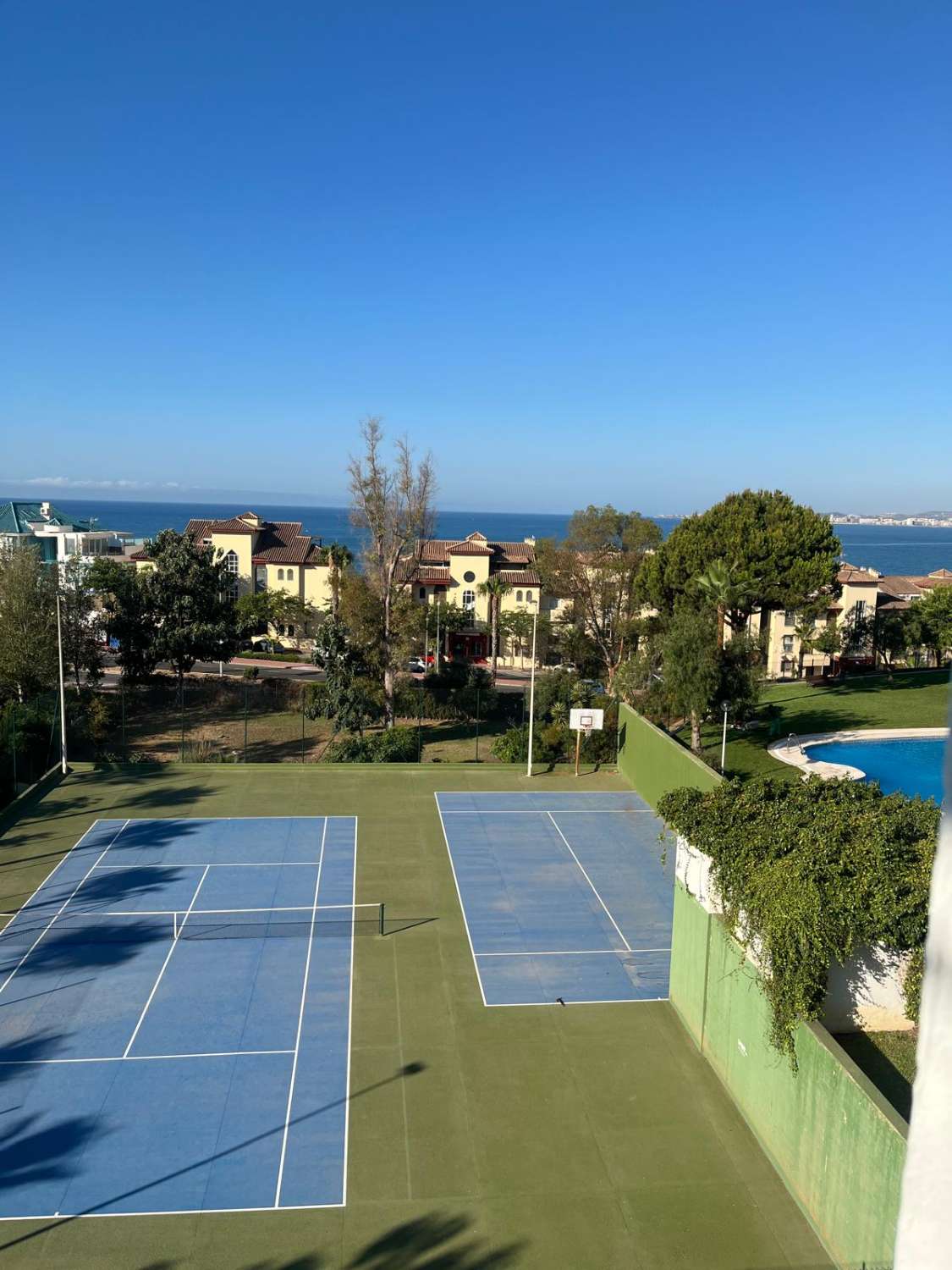 MEDIA TEMPORADA . SE ALQUILA DESDE 1.9.26-30.6.27  BONITO ATICO  DUPLEX EN BENALMADENA CON VISTAS AL MAR