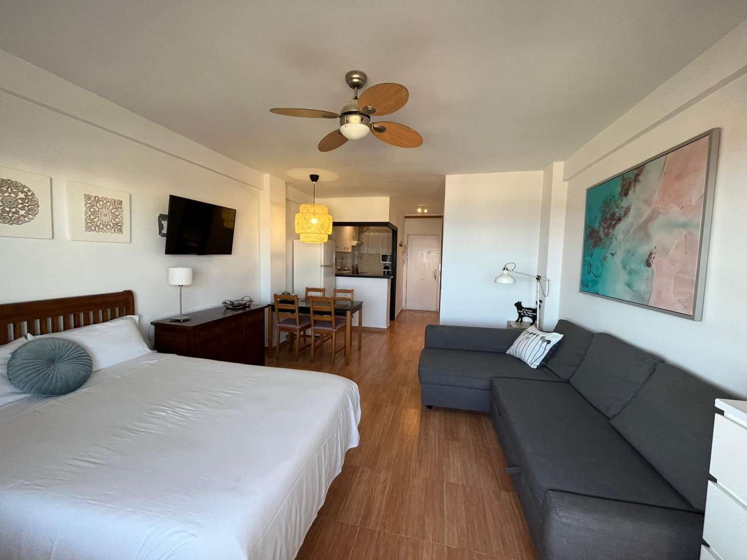 SE ALQUILA HASTA  30.04.2026 Y DESDE 01/09/2026-30/06/2027  CON VISTAS AL MAR (TORREMOLINOS)