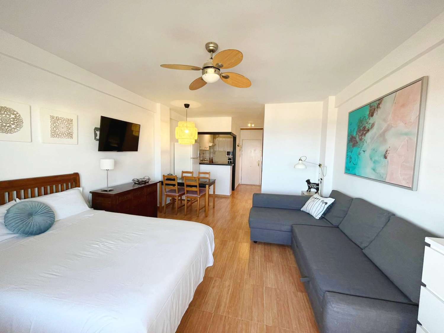 SE ALQUILA HASTA  30.04.2026 Y DESDE 01/09/2026-30/06/2027  CON VISTAS AL MAR (TORREMOLINOS)