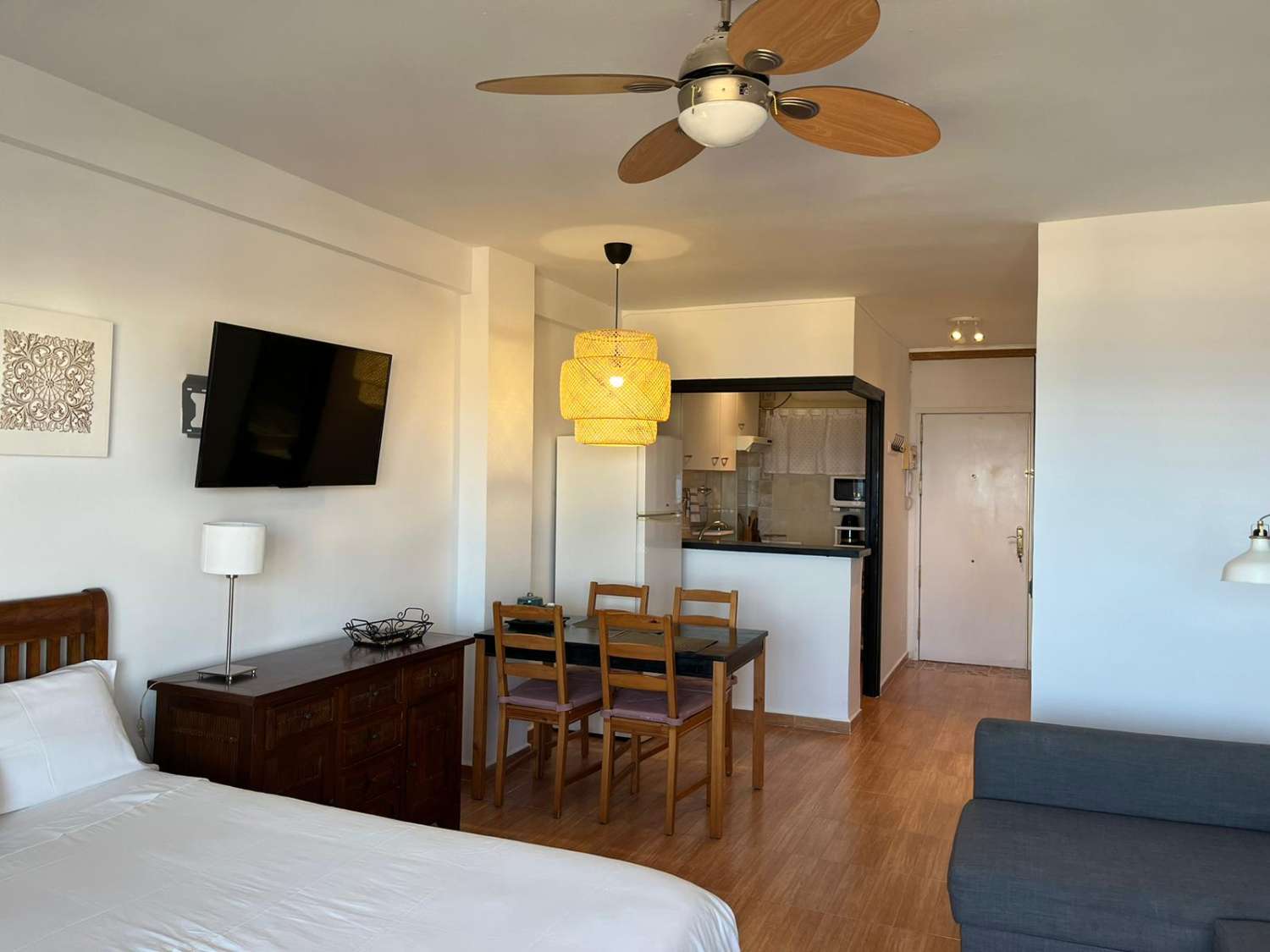 SE ALQUILA HASTA  30.04.2026 Y DESDE 01/09/2026-30/06/2027  CON VISTAS AL MAR (TORREMOLINOS)