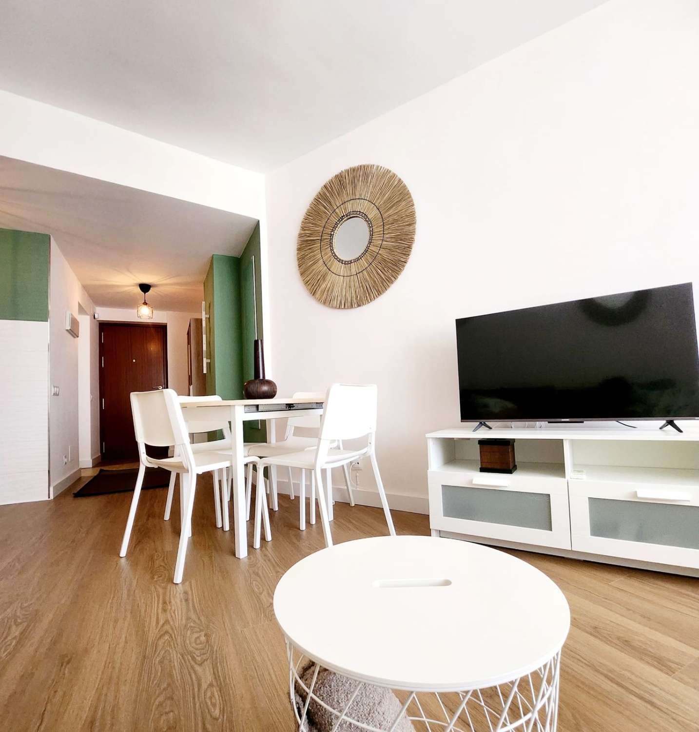 media temporada . Se alquila desde 01/09/26- 30/06/27 bonito estudio con vistas al mar en La Colina (Torremolinos)