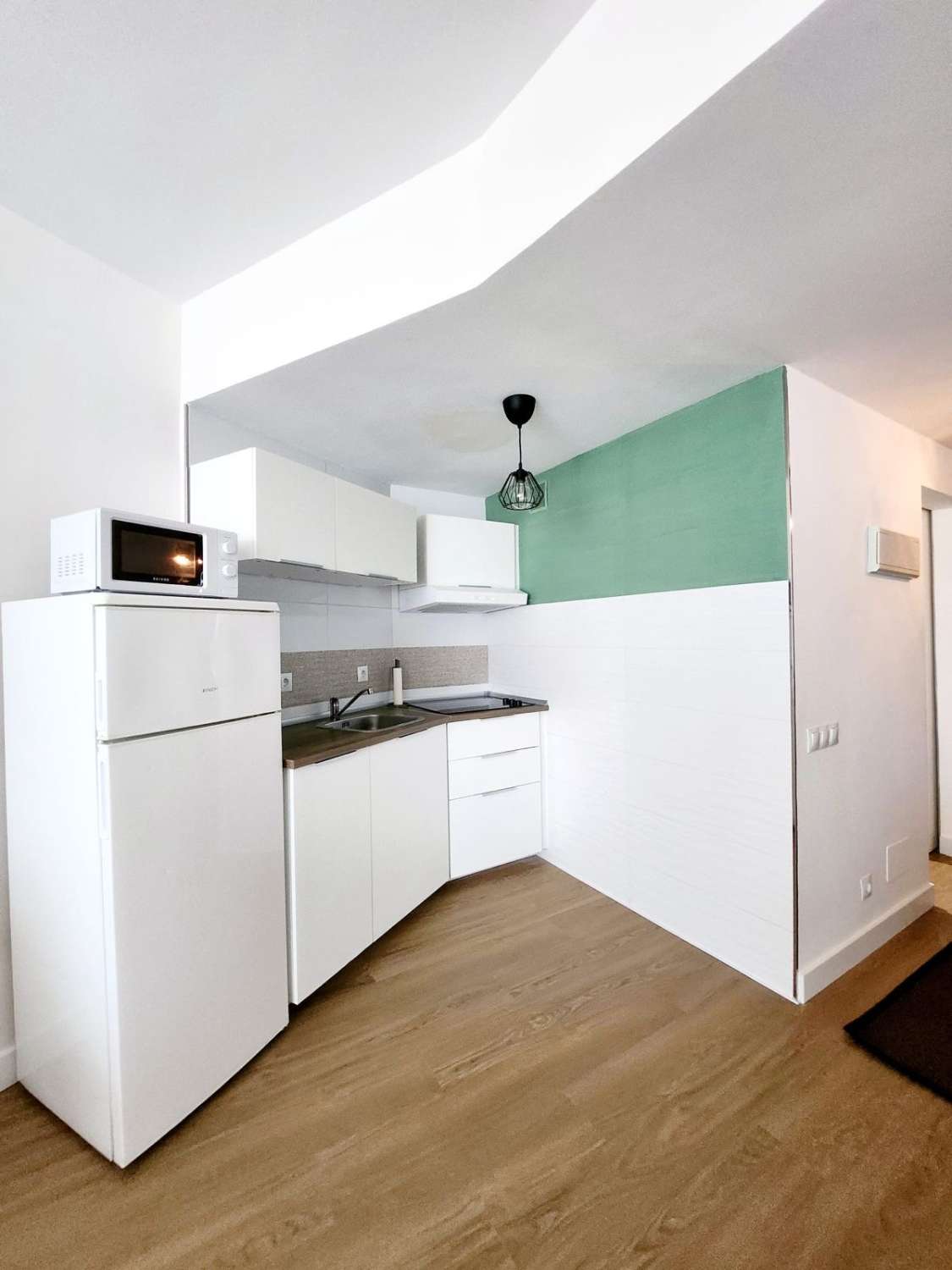 media temporada . Se alquila desde 01/09/26- 30/06/27 bonito estudio con vistas al mar en La Colina (Torremolinos)