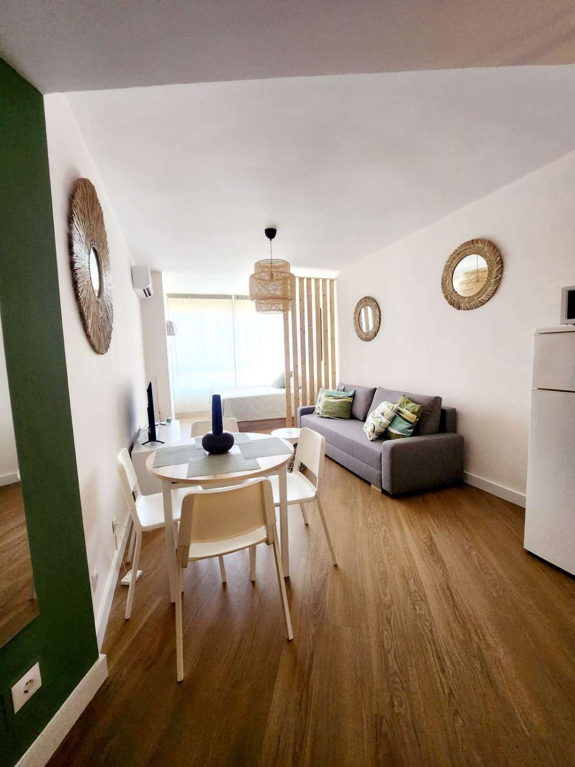 media temporada . Se alquila desde 01/09/26- 30/06/27 bonito estudio con vistas al mar en La Colina (Torremolinos)