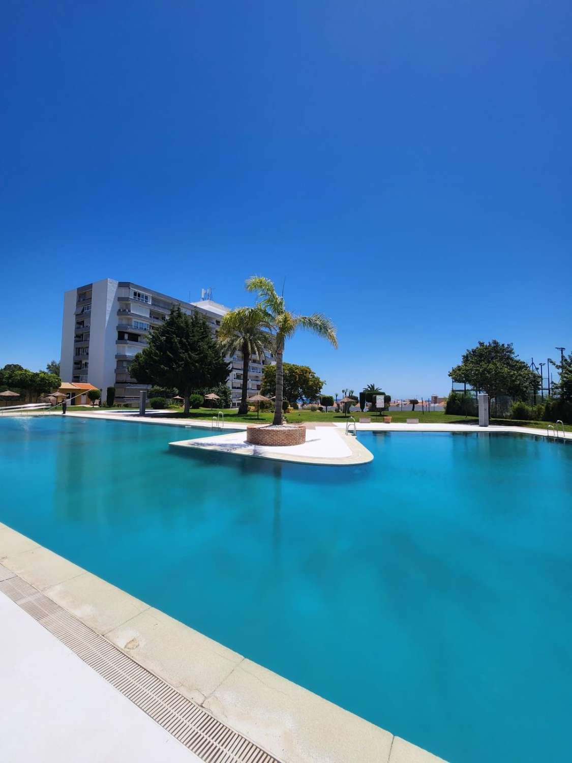 media temporada . Se alquila desde 01/09/26- 30/06/27 bonito estudio con vistas al mar en La Colina (Torremolinos)