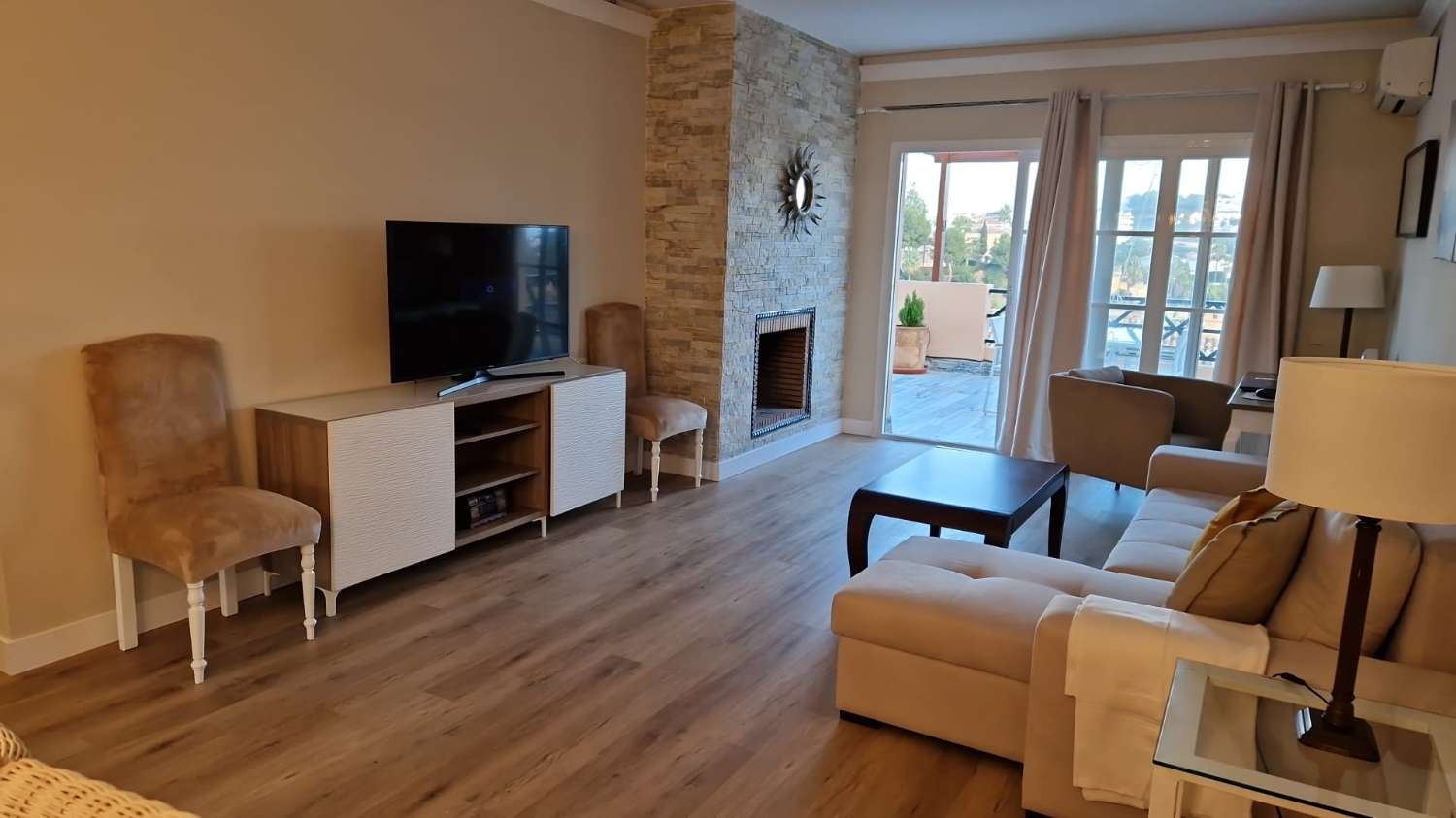 SE ALQUILA  DESDE  AHORA AL 30.5.26 y  DESDE 15/10/26 -30/5/27  BONITO ATICO EN MIJAS COSTA