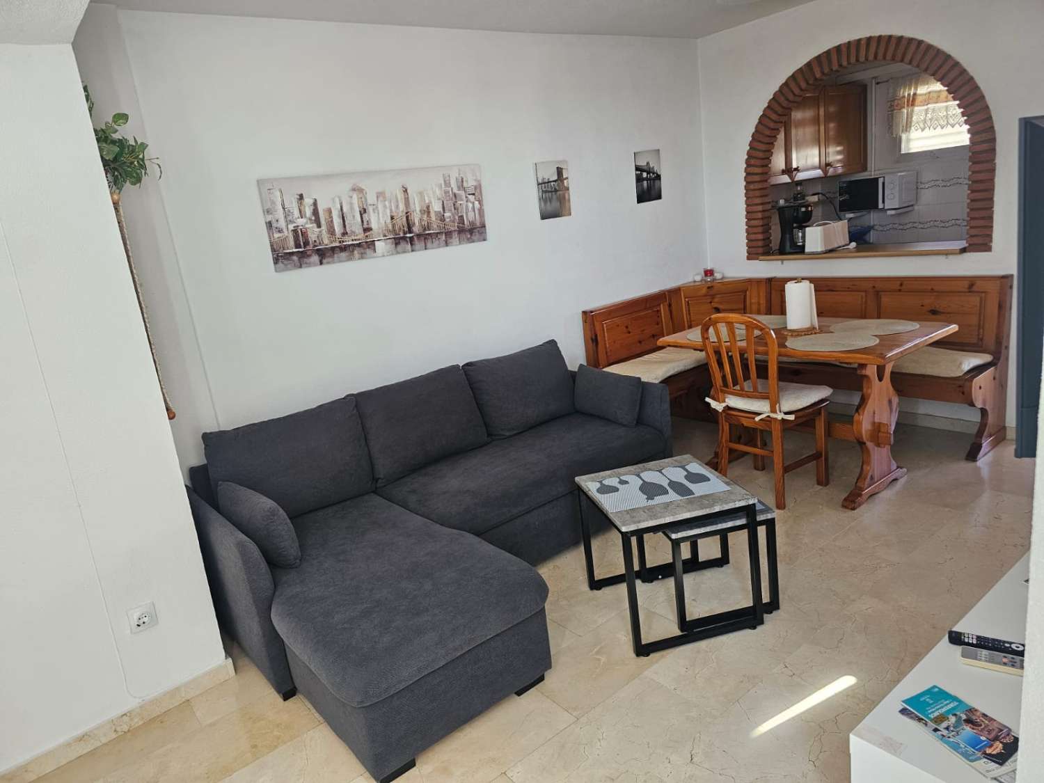 Se alquila desde 01/02/27-30/06/27 bonito apartamento con vistas al mar  en La Carihuela ( Torremolinos)