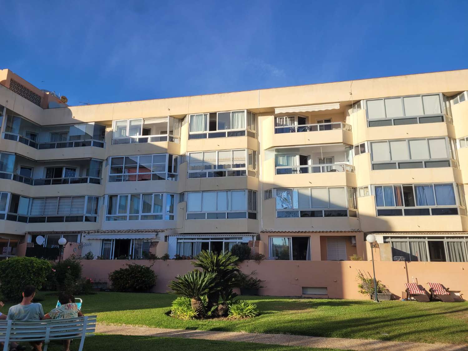 Se alquila desde 01.04.26 - 30.6.26 y desde 01/09/26-30/06/27 bonito apartamento con vistas al mar  en La Carihuela ( Torremolinos)