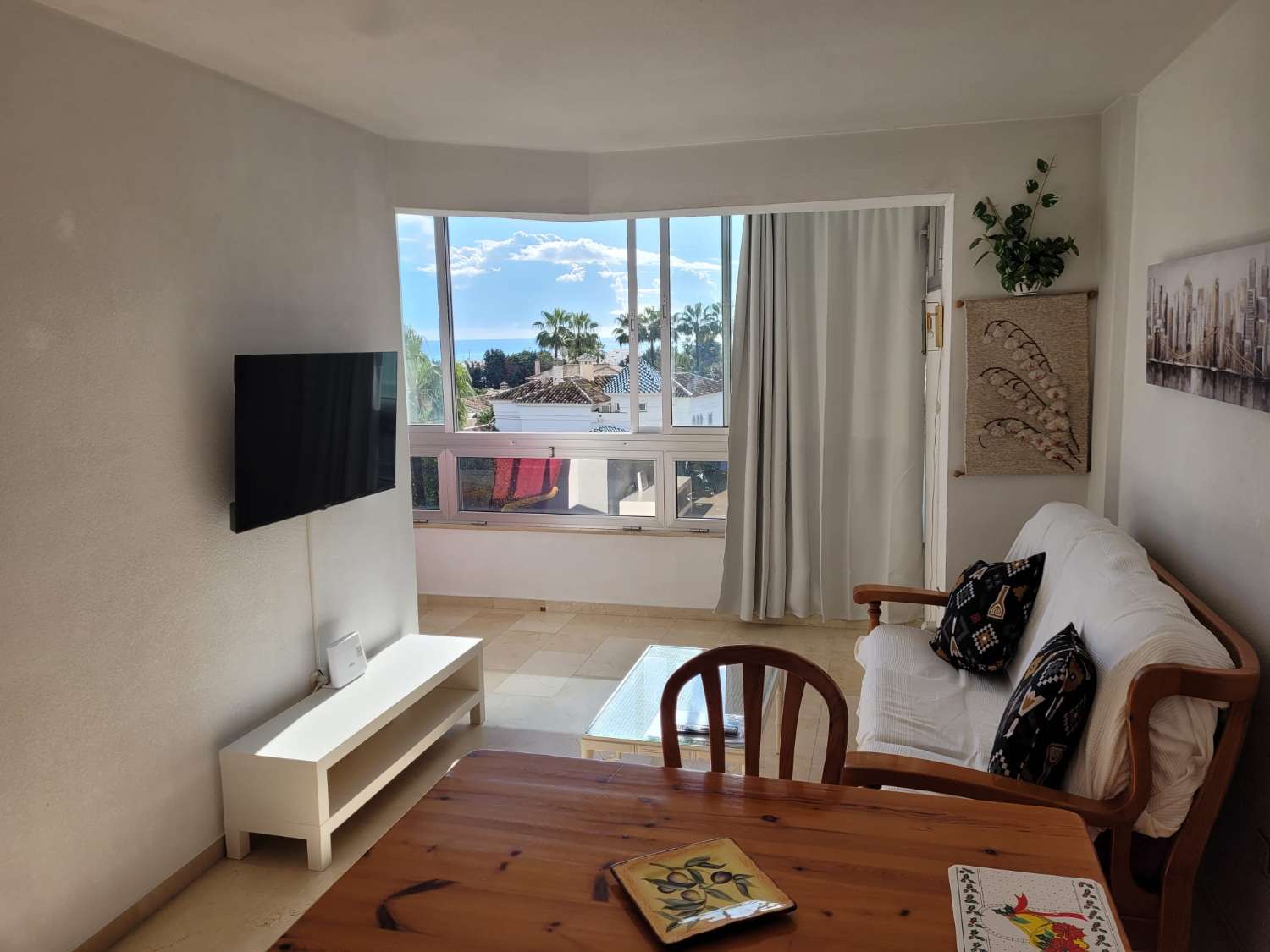 Se alquila desde 01.04.26 - 30.6.26 y desde 01/09/26-30/06/27 bonito apartamento con vistas al mar  en La Carihuela ( Torremolinos)