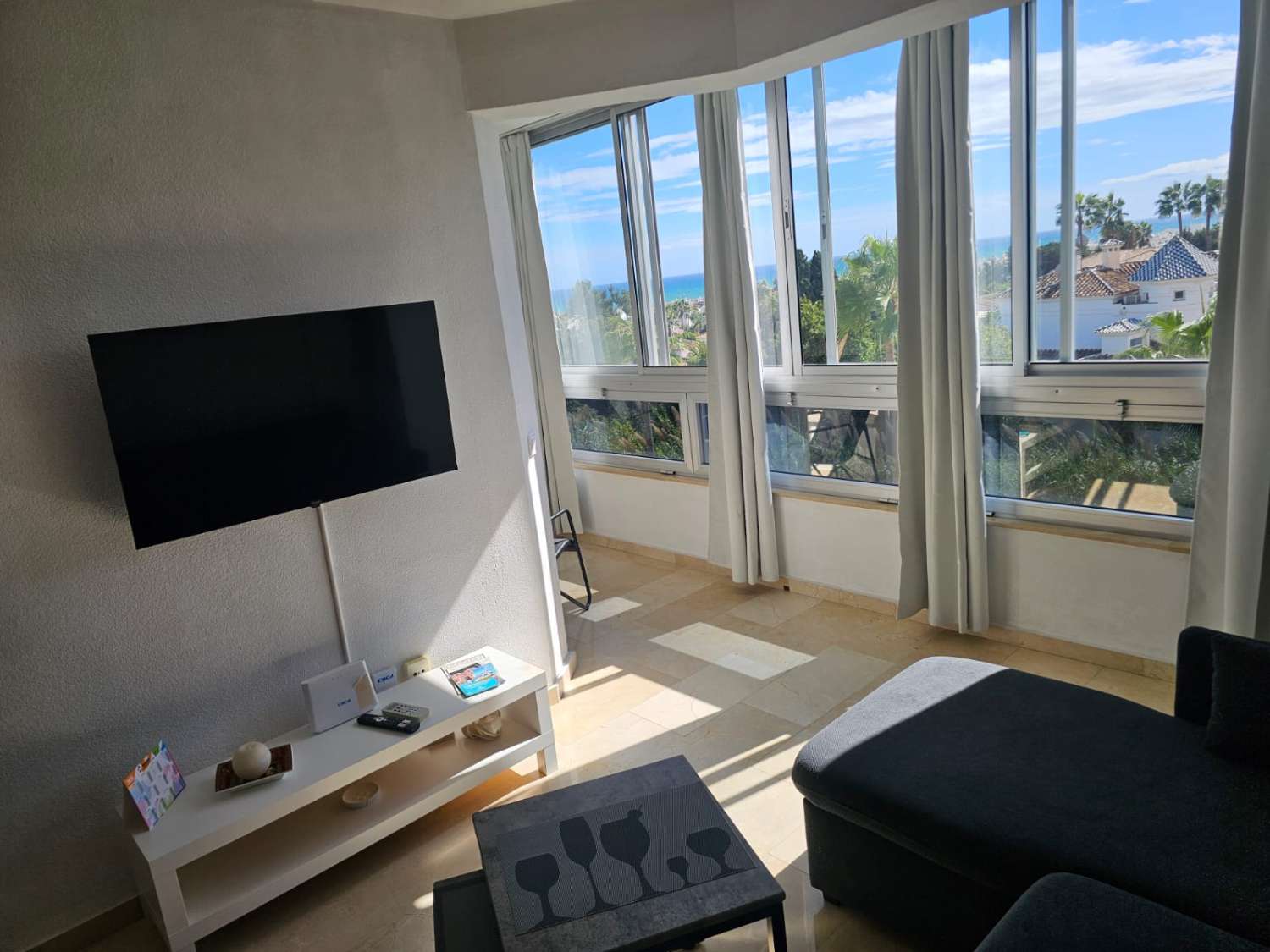 Se alquila desde 01/02/27-30/06/27 bonito apartamento con vistas al mar  en La Carihuela ( Torremolinos)
