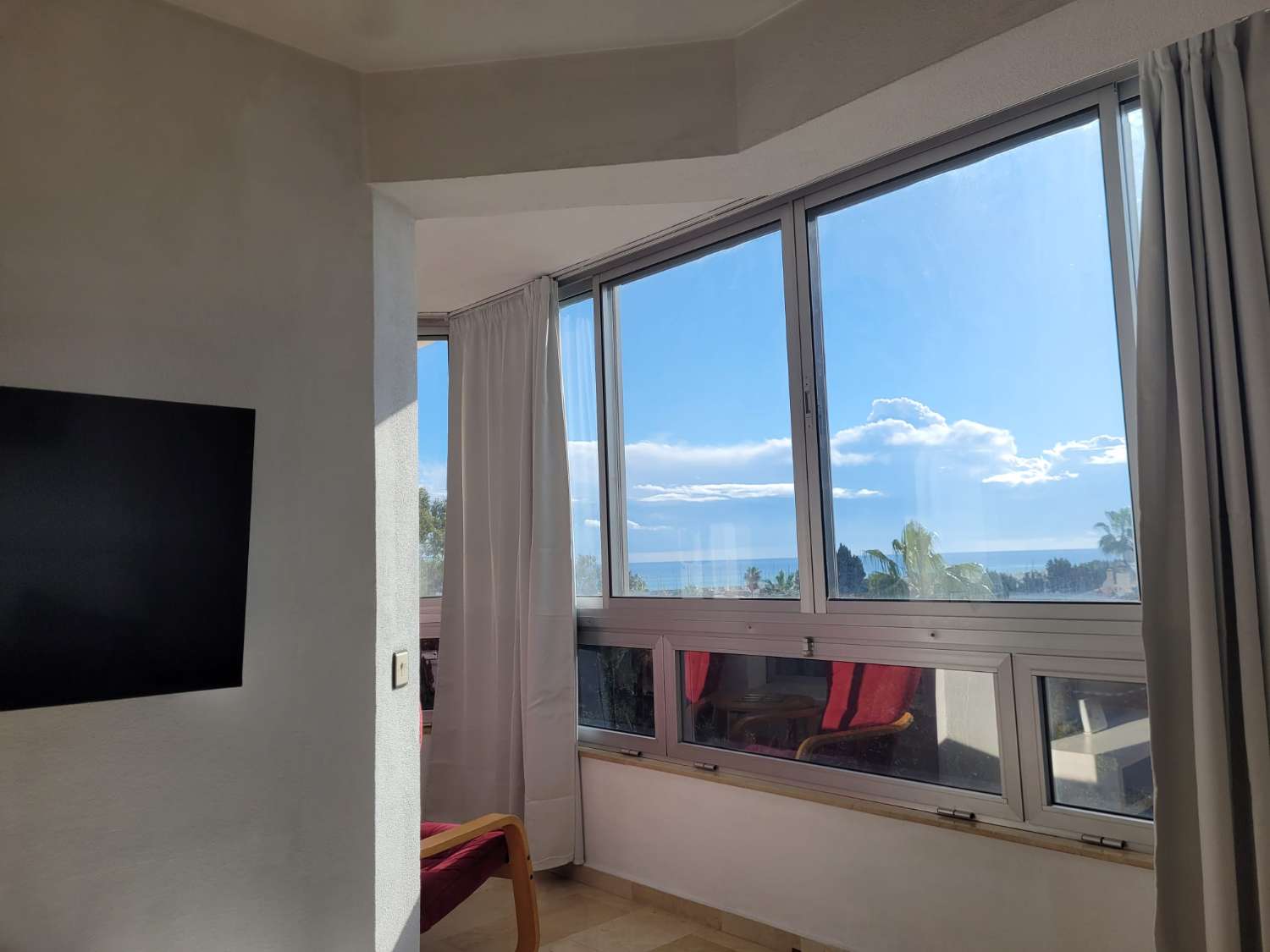 Se alquila desde 01.04.26 - 30.6.26 y desde 01/09/26-30/06/27 bonito apartamento con vistas al mar  en La Carihuela ( Torremolinos)
