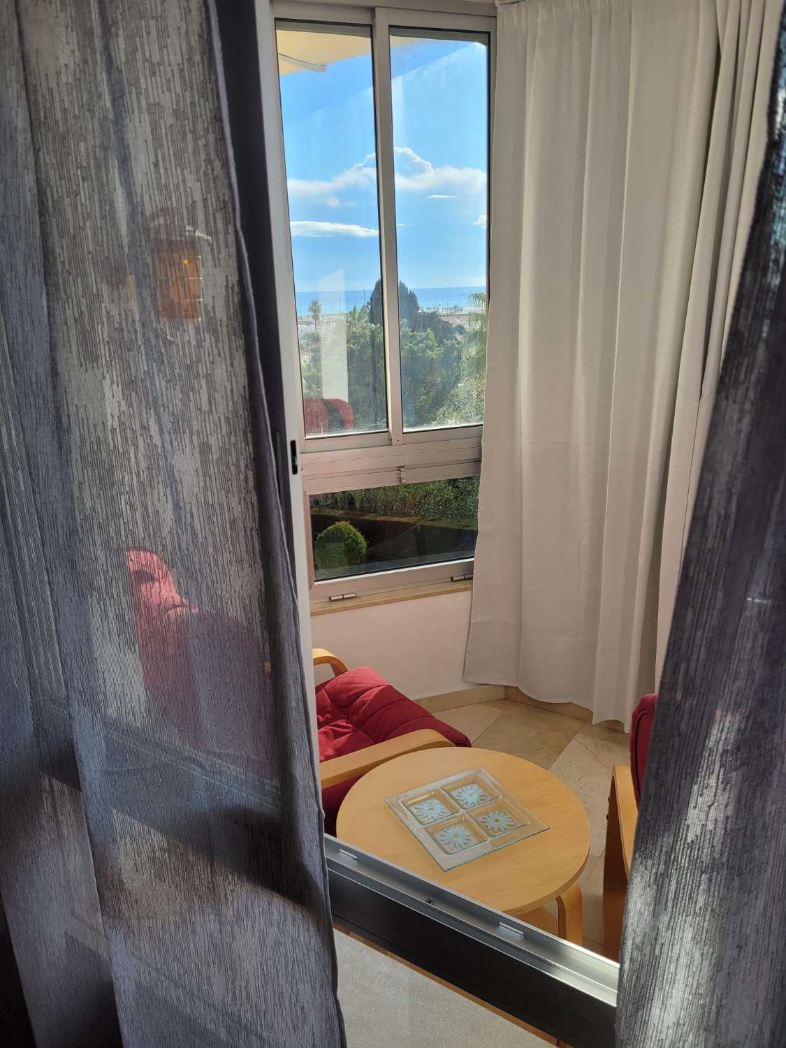 Se alquila desde 01/02/27-30/06/27 bonito apartamento con vistas al mar  en La Carihuela ( Torremolinos)