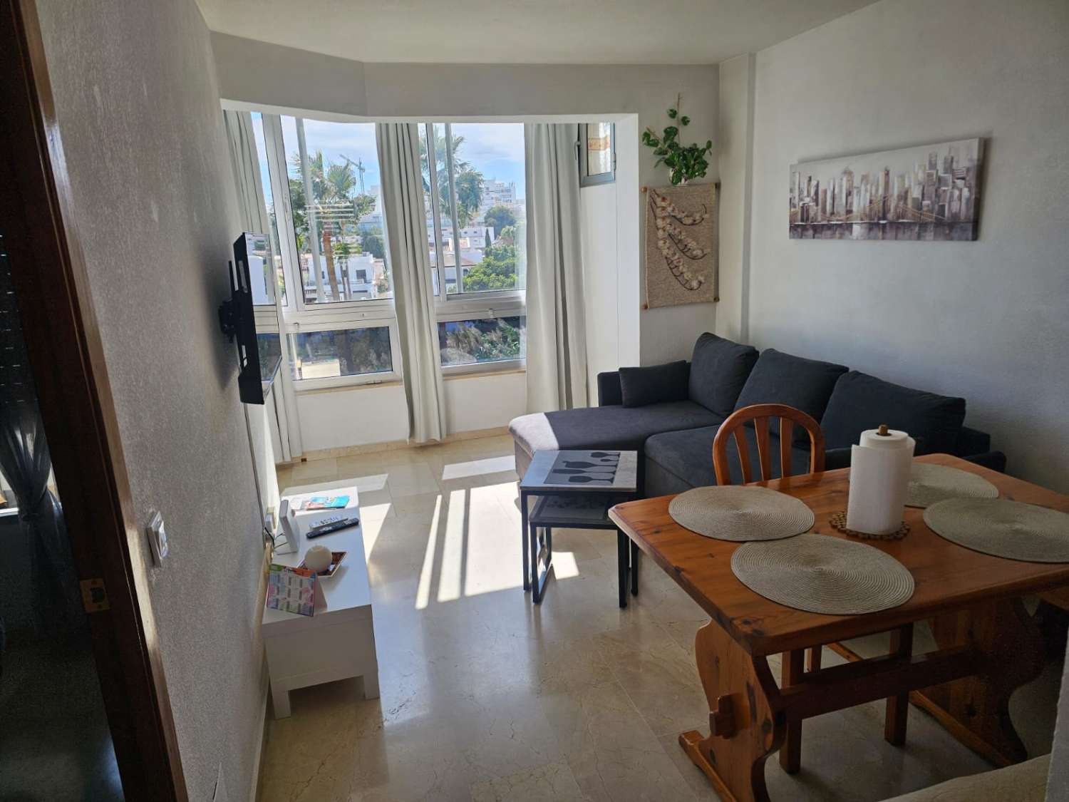 Se alquila desde 01/02/27-30/06/27 bonito apartamento con vistas al mar  en La Carihuela ( Torremolinos)