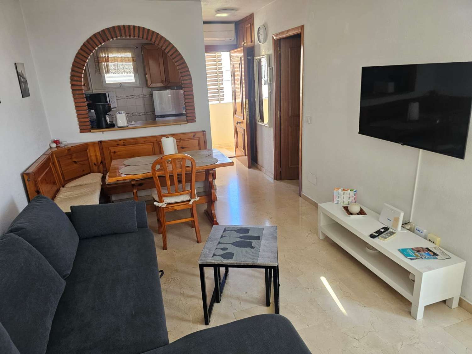 Se alquila desde 01/02/27-30/06/27 bonito apartamento con vistas al mar  en La Carihuela ( Torremolinos)
