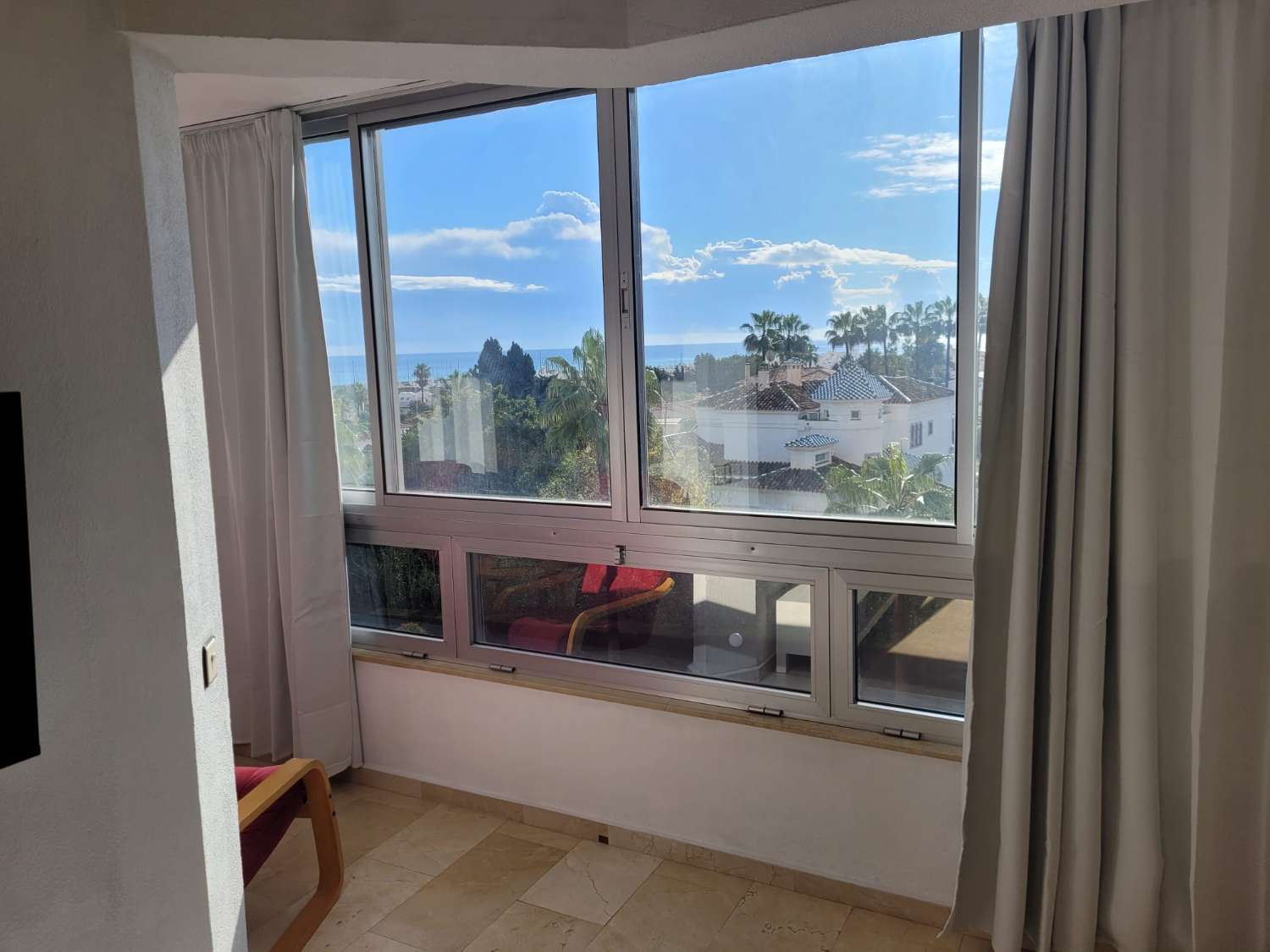 Se alquila desde 01.04.26 - 30.6.26 y desde 01/09/26-30/06/27 bonito apartamento con vistas al mar  en La Carihuela ( Torremolinos)