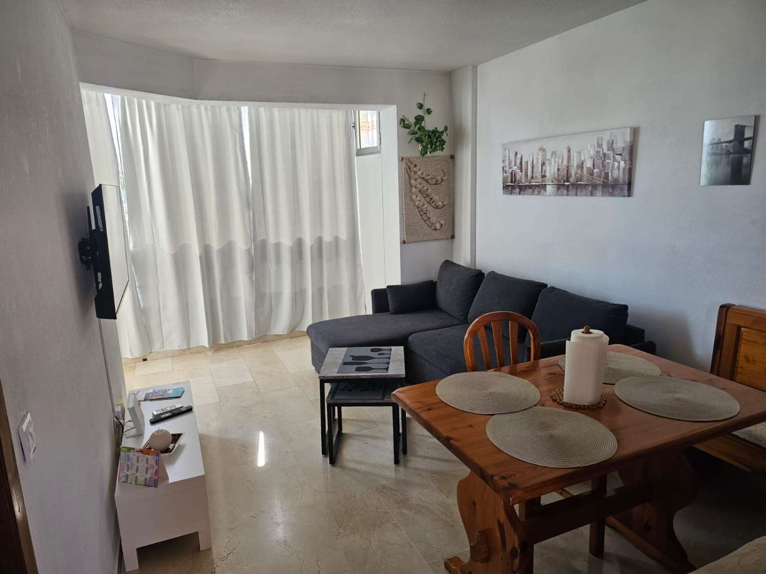 Se alquila desde 01/02/27-30/06/27 bonito apartamento con vistas al mar  en La Carihuela ( Torremolinos)