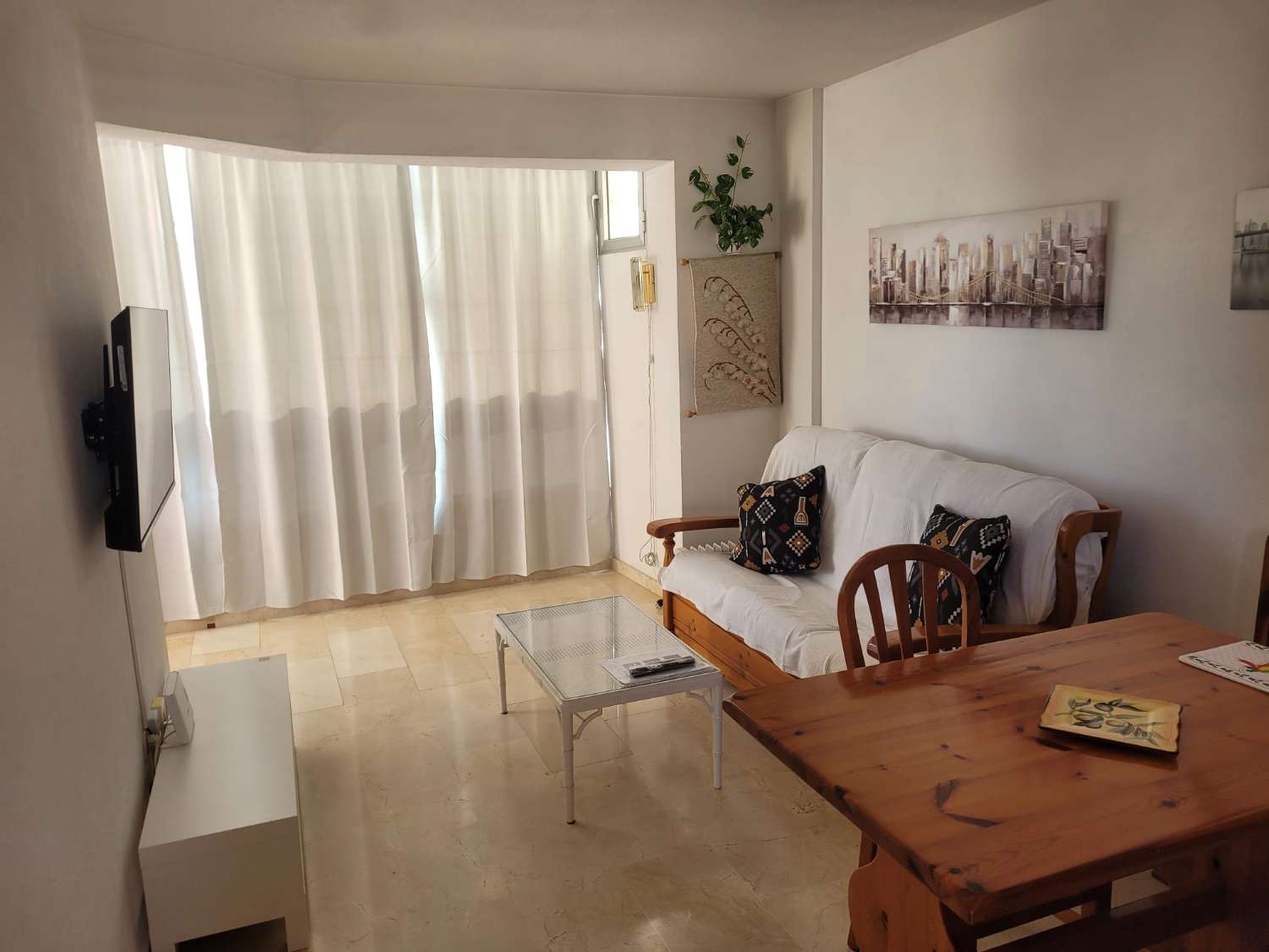 Se alquila desde 01.04.26 - 30.6.26 y desde 01/09/26-30/06/27 bonito apartamento con vistas al mar  en La Carihuela ( Torremolinos)