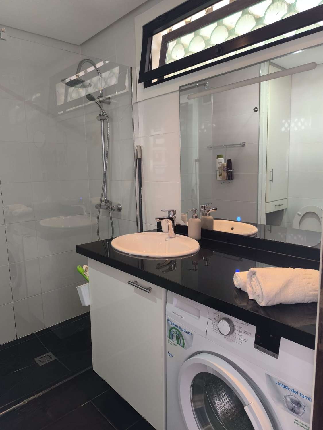 MEDIA TEMPORADA . SE ALQUILA DESDE 01/11/2026 HASTA 31.5.27 BONITO APARTAMENTO EN BENALMADENA COSTA