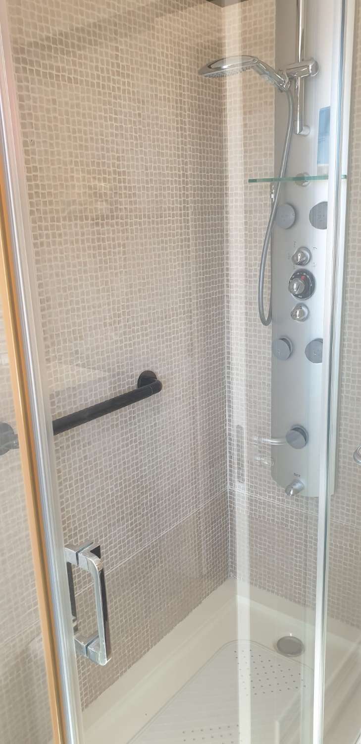 SE ALQUILA DESDE 22.4.26 - 20.6.26 BONITO APARTAMENTO CON VISTAS AL MAR  EN BENALMADENA