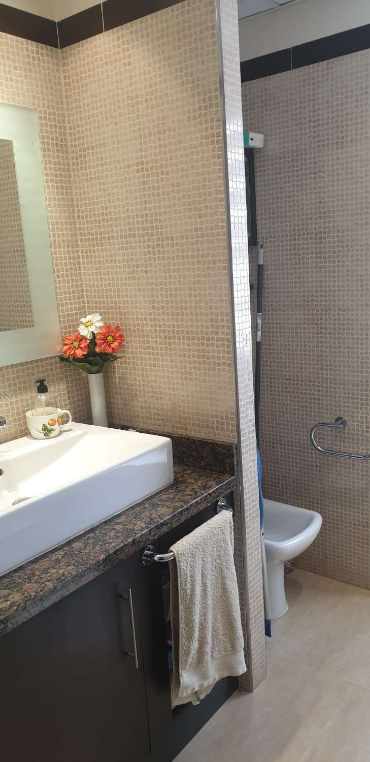 SE ALQUILA DESDE 22.4.26 - 20.6.26 BONITO APARTAMENTO CON VISTAS AL MAR  EN BENALMADENA