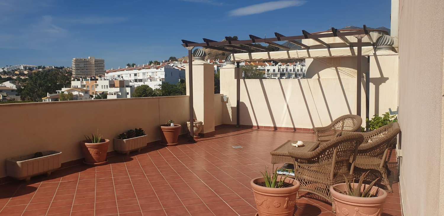 SE ALQUILA DESDE 22.4.26 - 20.6.26 BONITO APARTAMENTO CON VISTAS AL MAR  EN BENALMADENA
