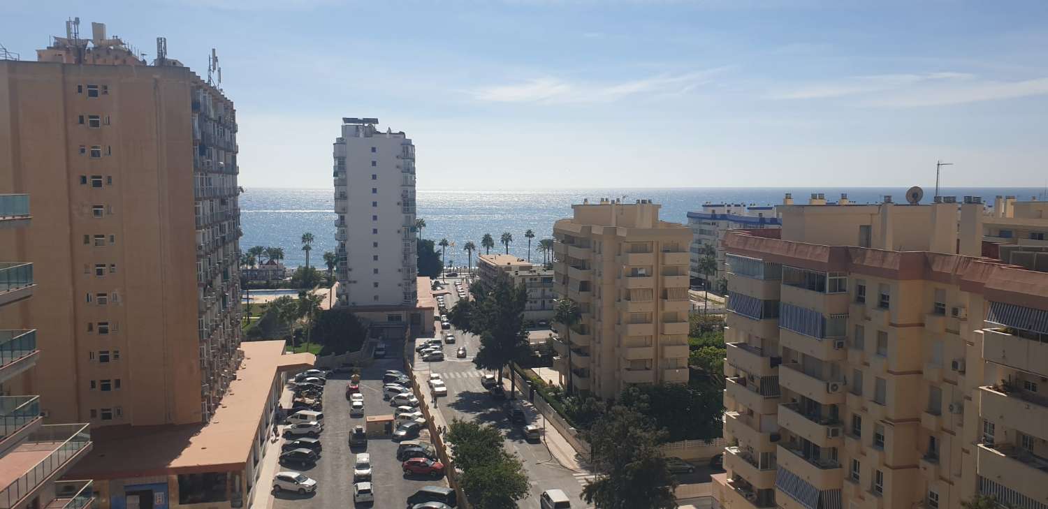 SE ALQUILA DESDE 22.4.26 - 20.6.26 BONITO APARTAMENTO CON VISTAS AL MAR  EN BENALMADENA