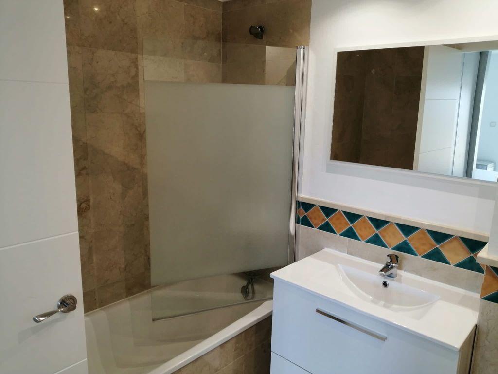 MEDIA TEMPORADA . SE ALQUILA DESDE 01/09/26-30/06/27  PRECIOSO APARTAMENTO CON VISTAS AL MAR  EN 1ª LINEA DE PLAYA EN MARBELLA