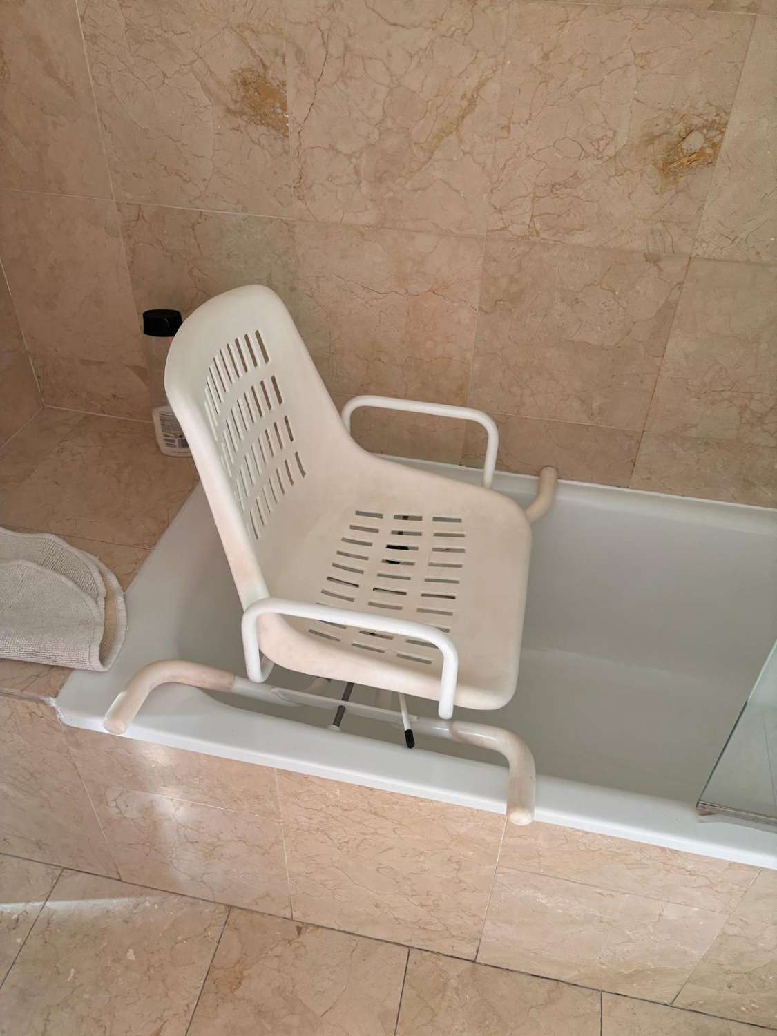 MEDIA TEMPORADA . SE ALQUILA DESDE 01/09/26-30/06/27  PRECIOSO APARTAMENTO CON VISTAS AL MAR  EN 1ª LINEA DE PLAYA EN MARBELLA