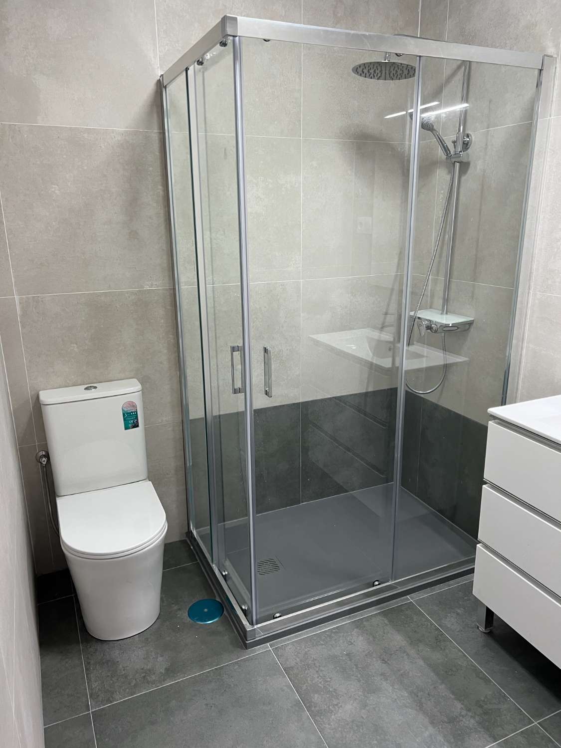 SE ALQUILA DESDE AHORA HASTA 30 .6.26 BONITO APARTAMENTO TOTALMENTE REFORMADO EN BENALMADENA