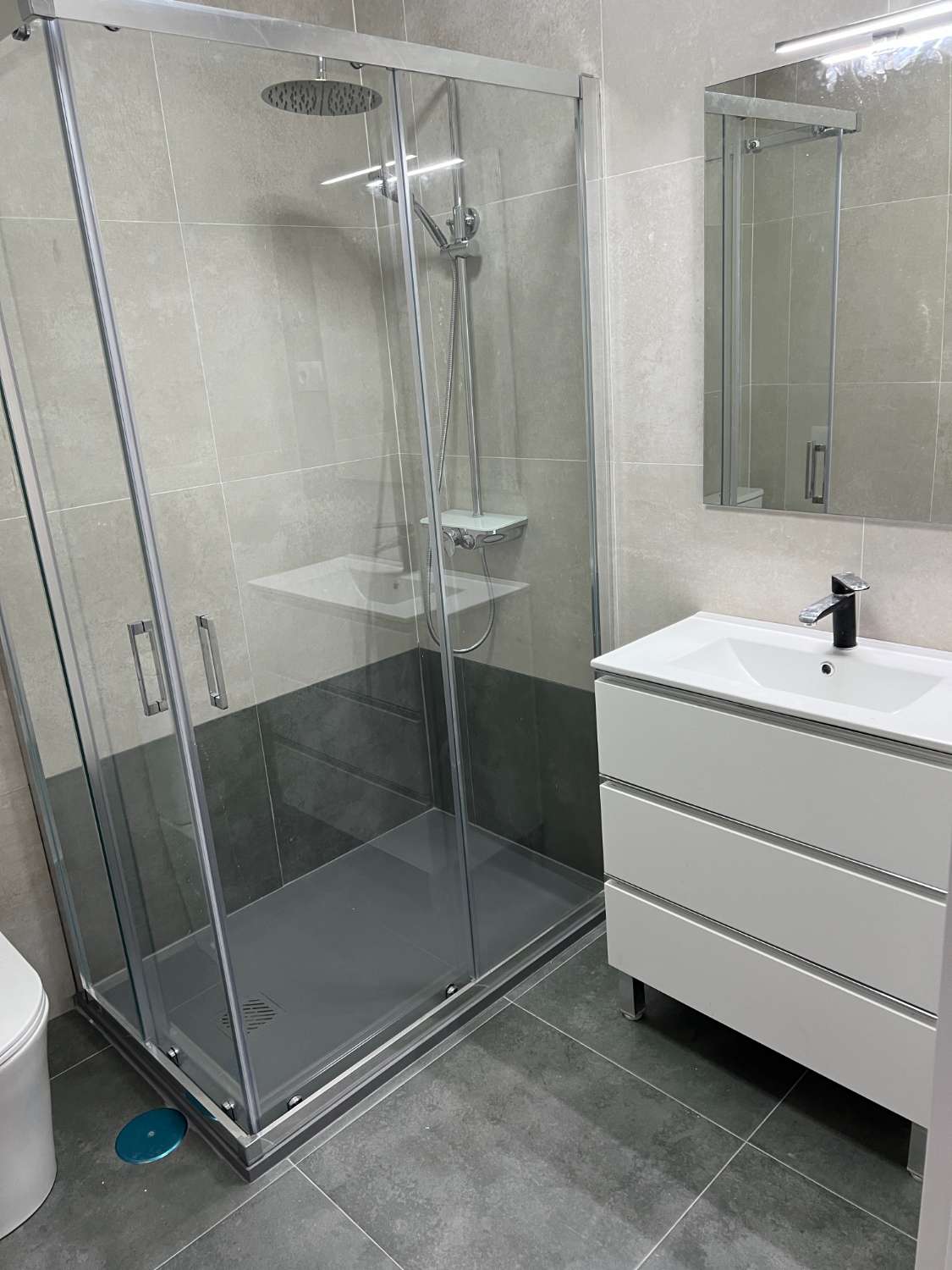 SE ALQUILA DESDE AHORA HASTA 30 .6.26 BONITO APARTAMENTO TOTALMENTE REFORMADO EN BENALMADENA