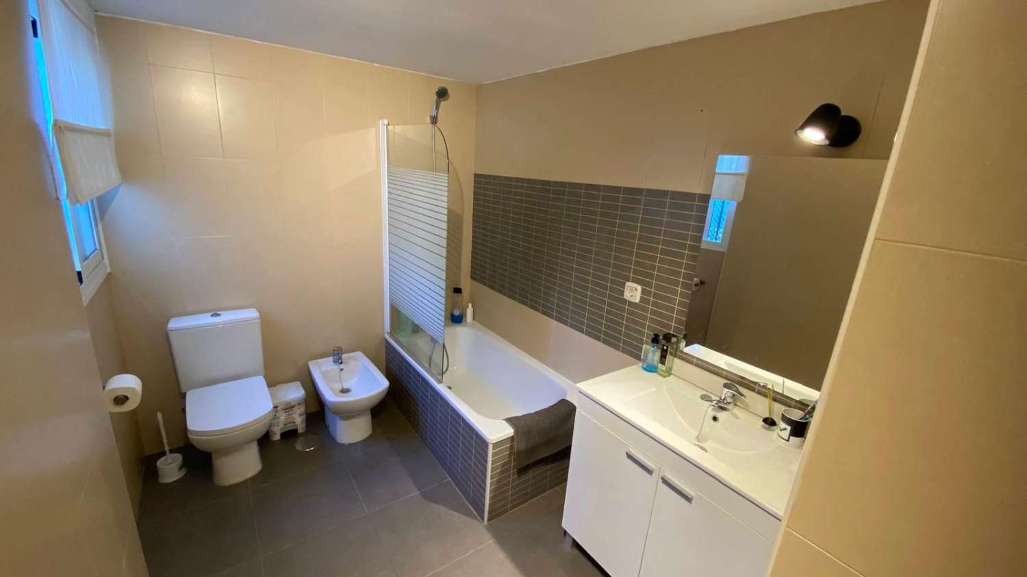 SE ALQUILA DESDE  01/09/26 HASTA  30/06/2027 BONITO APARTAMENTO EN 2ª LINEA DE PLAYA EN BENALMADENA