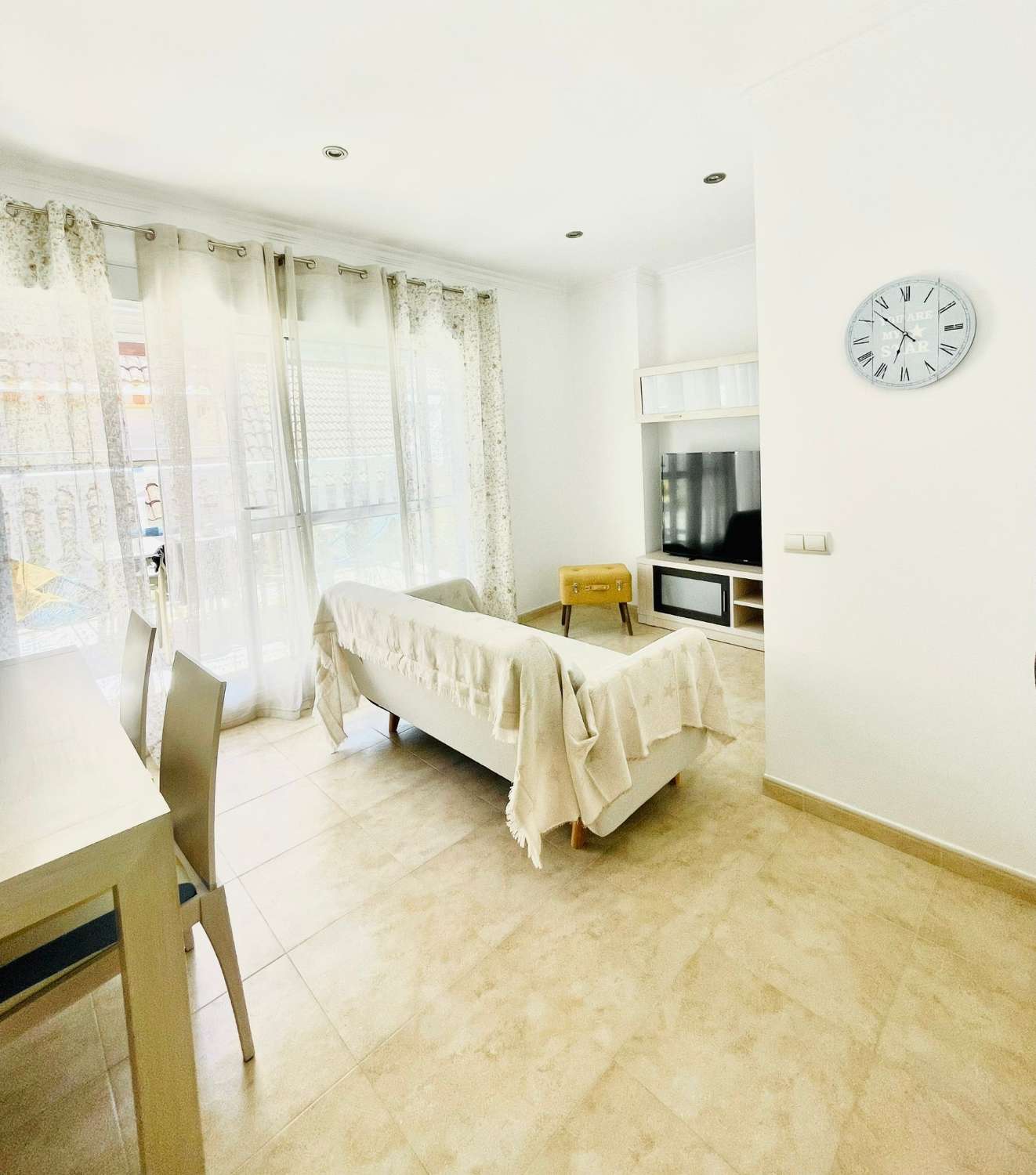 SE ALQUILA HASTA 30/03/26 Y DESDE 01/09/2026-30/06/2027 APARTAMENTO DE 1 DORMITORIO (FUENGIROLA)