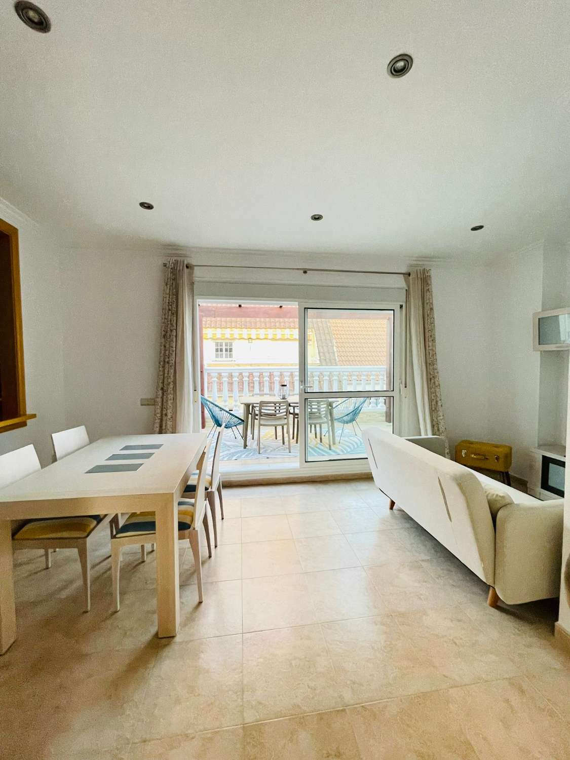 SE ALQUILA HASTA 30/03/26 Y DESDE 01/09/2026-30/06/2027 APARTAMENTO DE 1 DORMITORIO (FUENGIROLA)