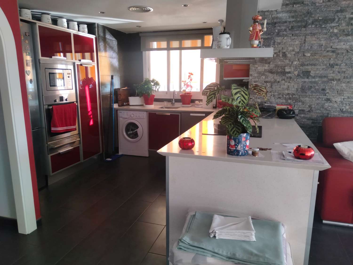 MEDIA TEMPORADA . SE ALQUILA HASTA 30.6.26 Y DESDE 01/09/2026- 30/06/2027 BONITO APARTAMENTO CON MAGNIFICAS VISTAS AL MAR EN PLAYAMAR (TORREMOLINOS)