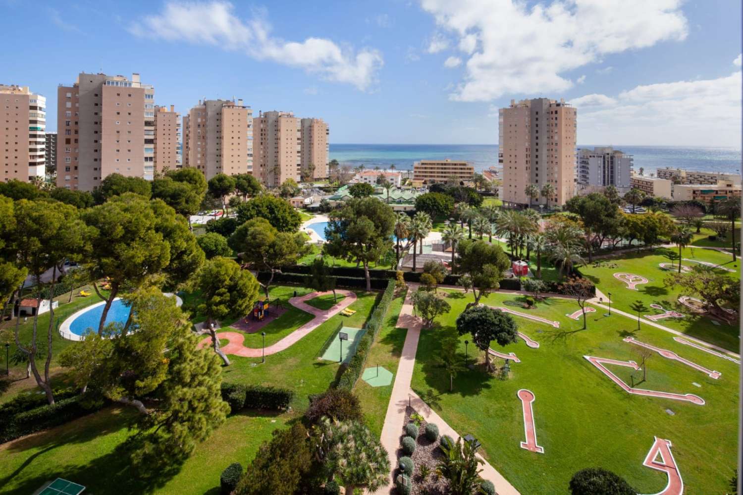 MEDIA TEMPORADA . SE ALQUILA HASTA 30.6.26 Y DESDE 01/09/2026- 30/06/2027 BONITO APARTAMENTO CON MAGNIFICAS VISTAS AL MAR EN PLAYAMAR (TORREMOLINOS)