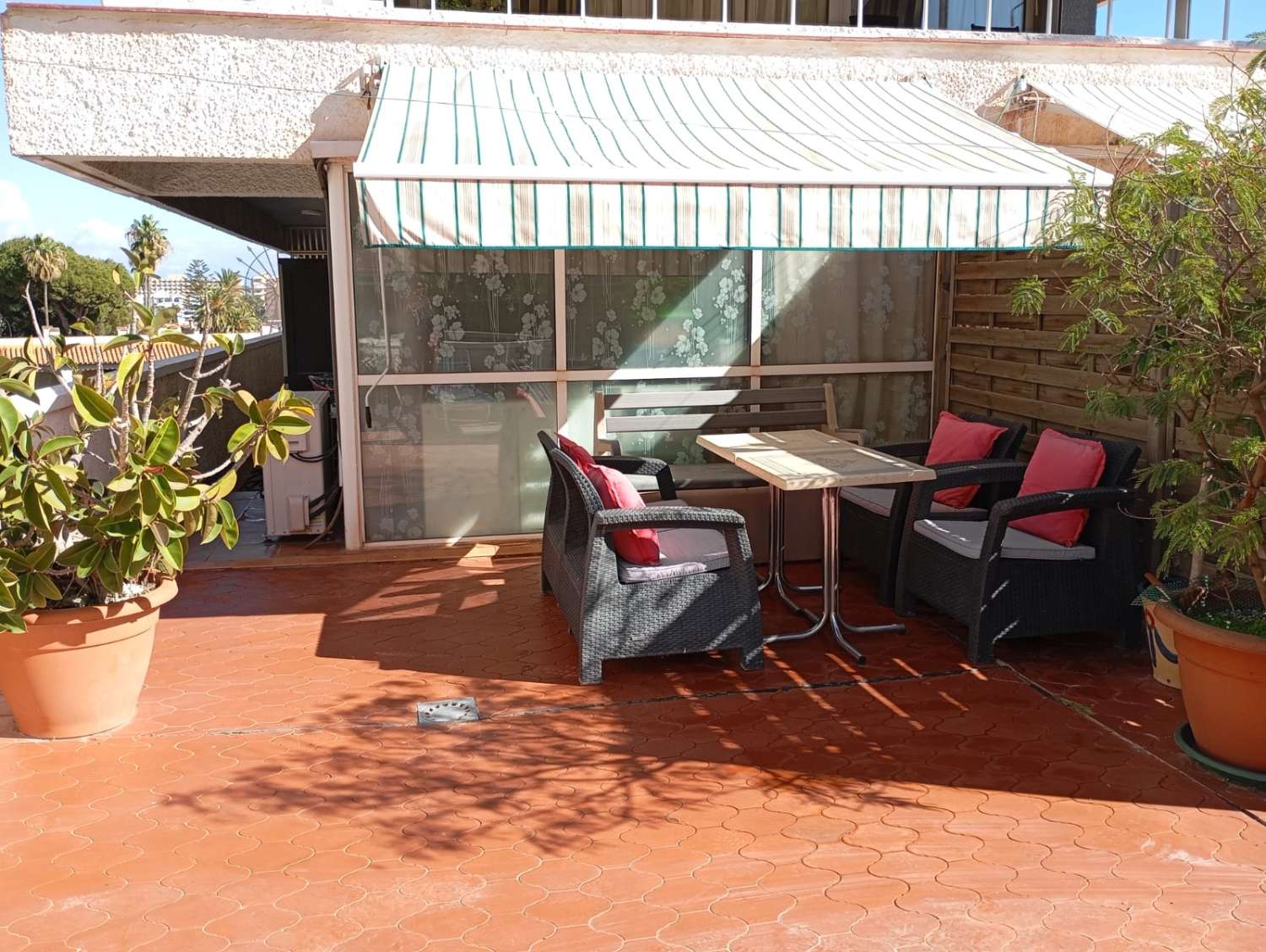 SE ALQUILA DESDE 01/02/2026 -30/05/2026 ESTUDIO CON AMPLIA TERRAZA EN BENALMADENA