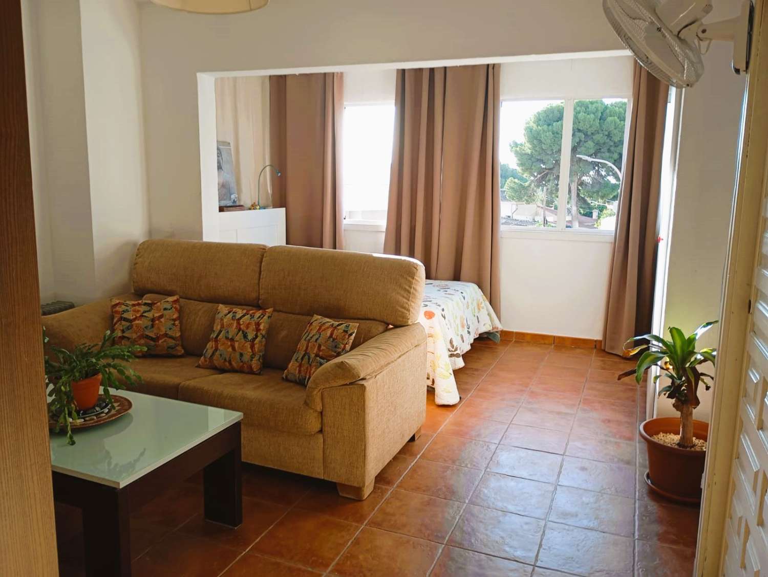 SE ALQUILA DESDE 01/02/2026 -30/05/2026 ESTUDIO CON AMPLIA TERRAZA EN BENALMADENA