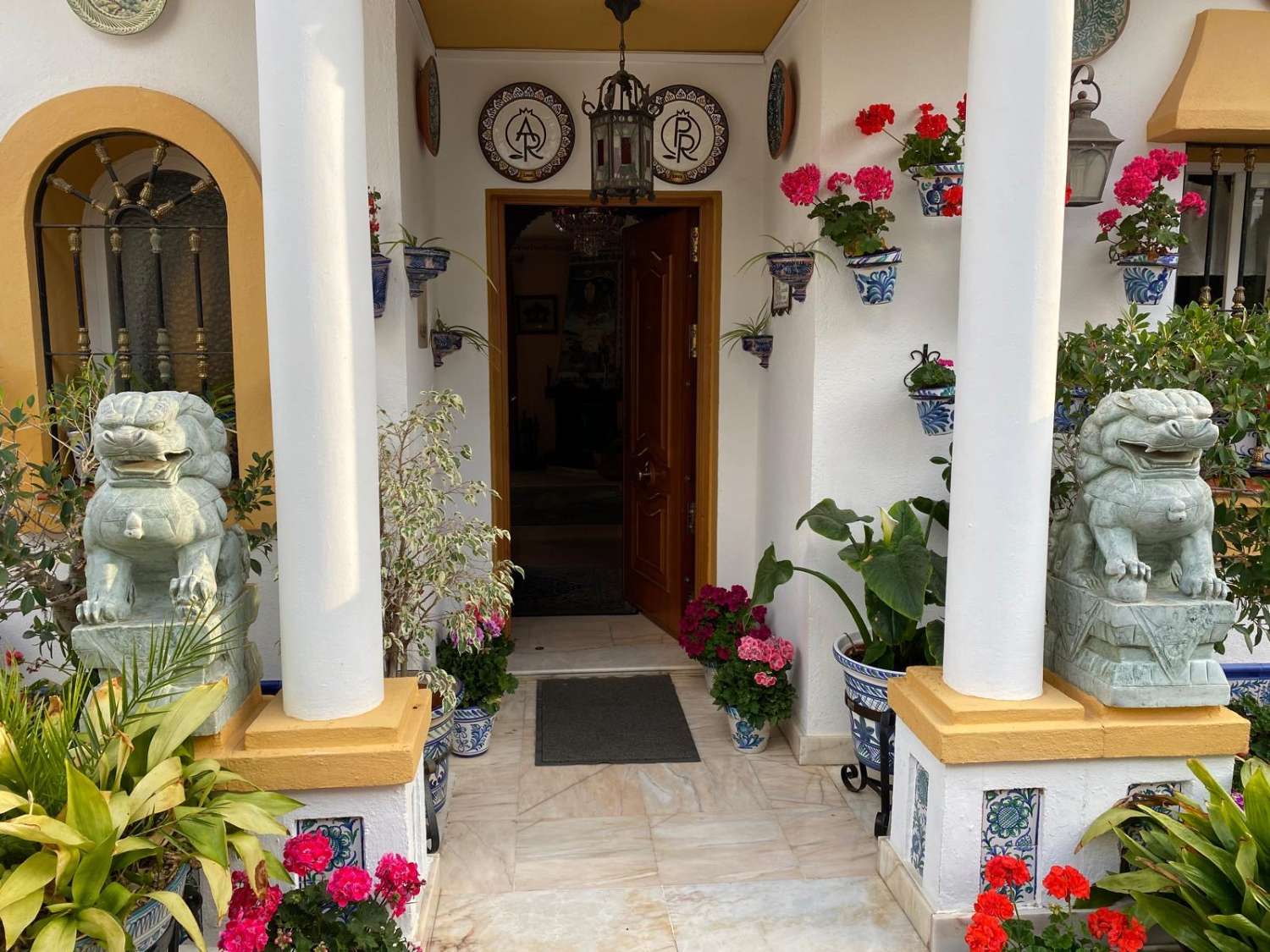 Se vende magnifica villa con vistas al mar en Torremuelle (Benalmadena)