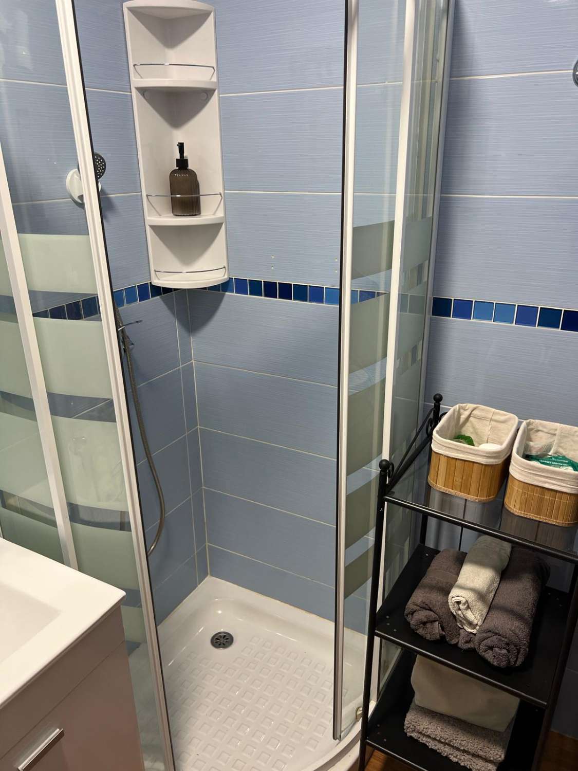 SE ALQUILA  HASTA 30/06/26 BONITO APARTAMENTO A POCOS METROS DE LA PLAYA EN BENALMADENA