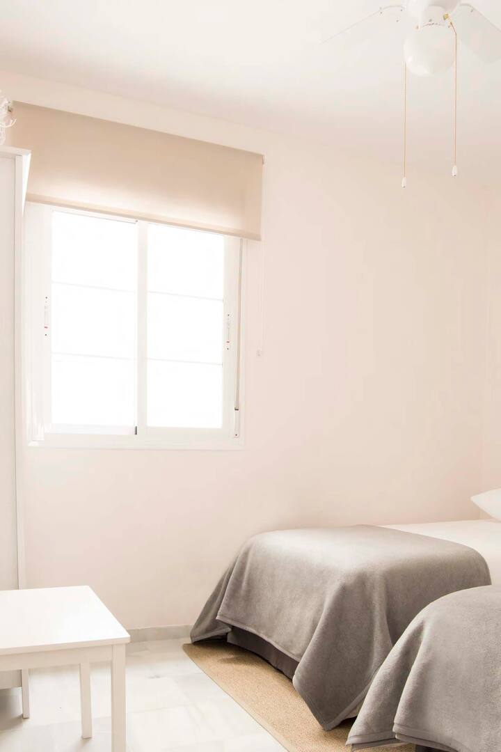 SE ALQUILA DESDE 1.3.26-30.6.26 PRECIOSO APARTAMENTO EN BENALMADENA