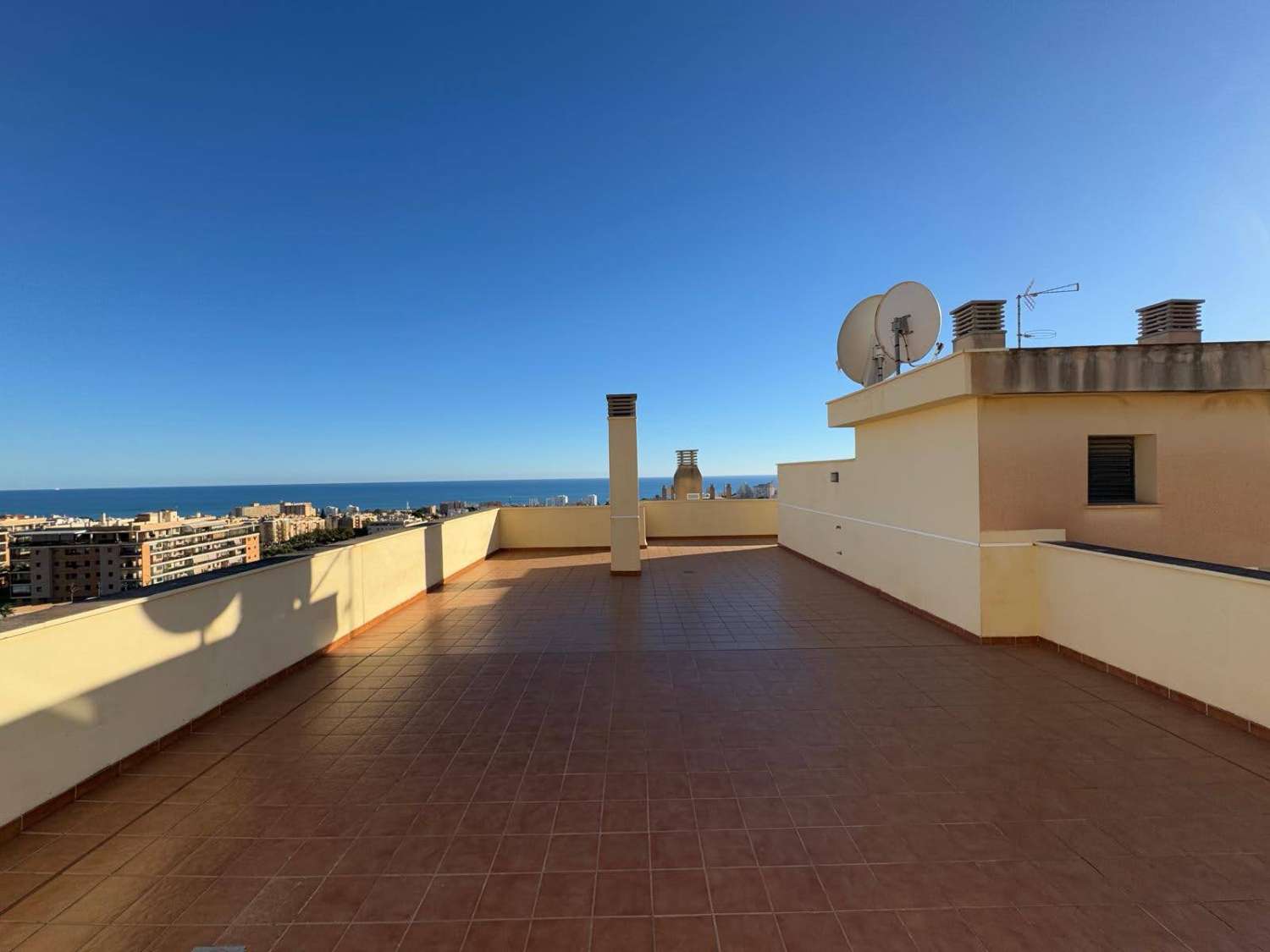 Se  vende magnifico Atico Duplex con impresionantes vistas al mar   y a la montaña en Torremolinos
