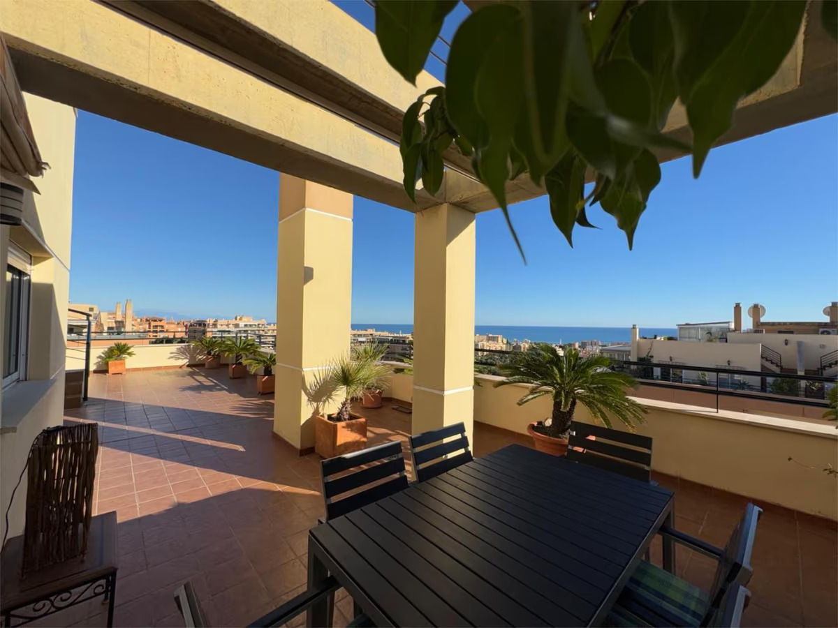 Se  vende magnifico Atico Duplex con impresionantes vistas al mar   y a la montaña en Torremolinos