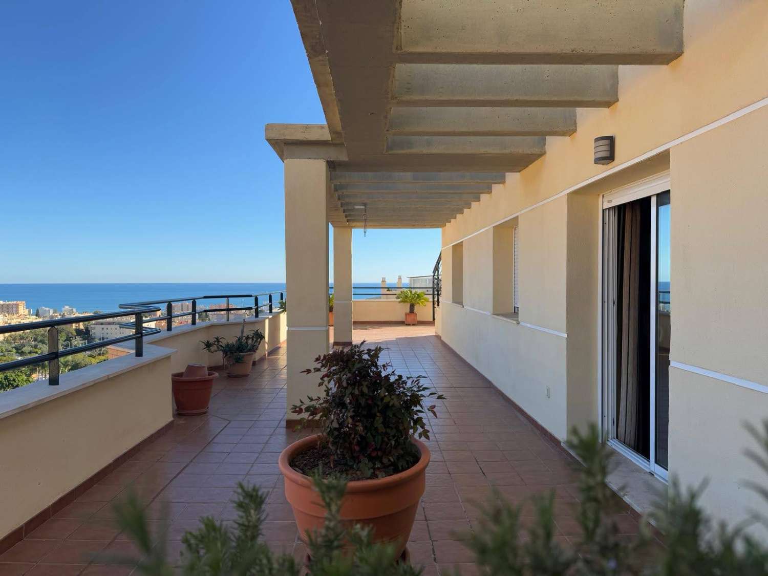Se  vende magnifico Atico Duplex con impresionantes vistas al mar   y a la montaña en Torremolinos