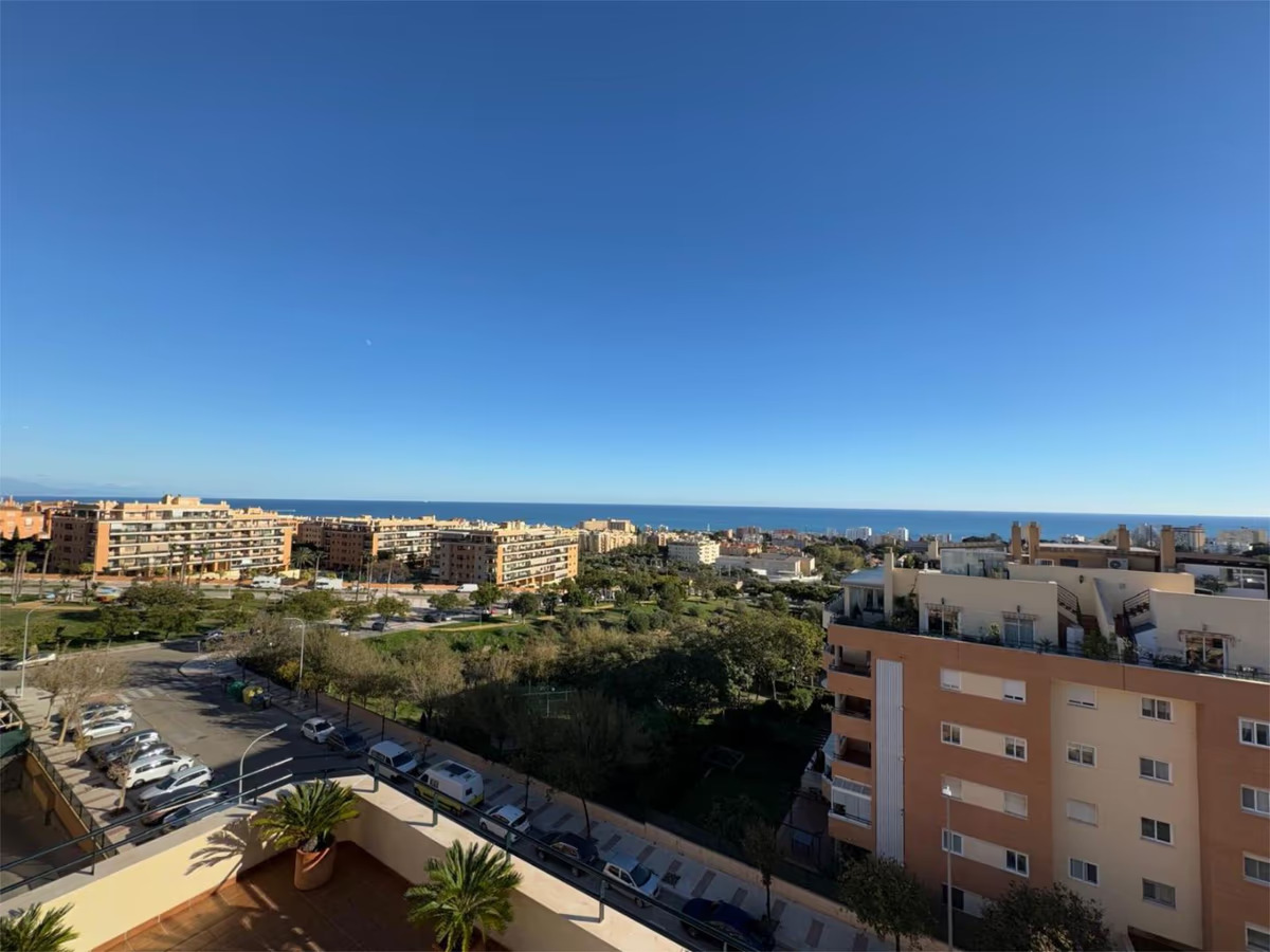 Se  vende magnifico Atico Duplex con impresionantes vistas al mar   y a la montaña en Torremolinos